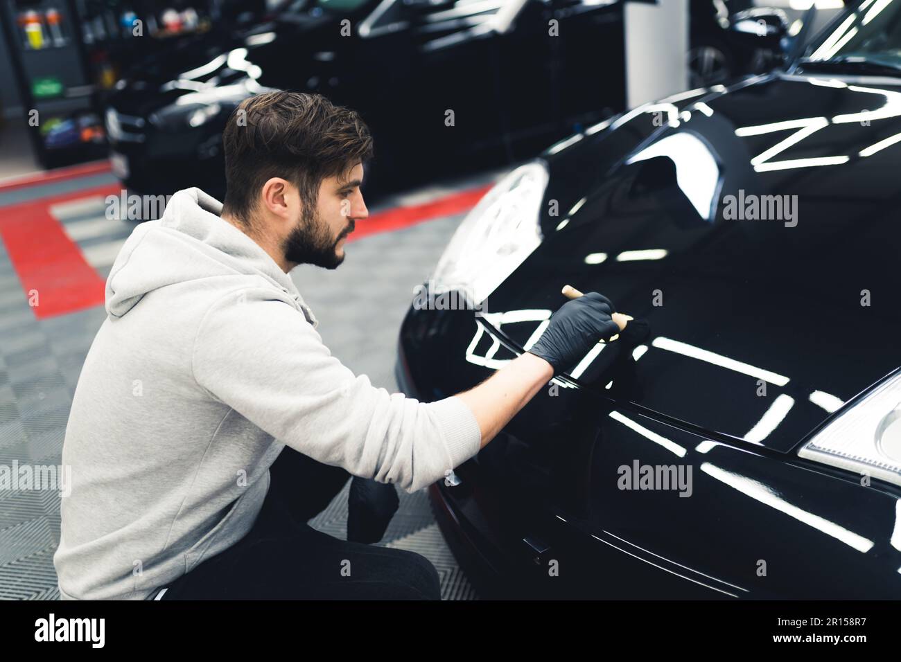 Centro di dettaglio auto professionale - rendendo le auto lucide e ben mantenute. Foto di alta qualità Foto Stock