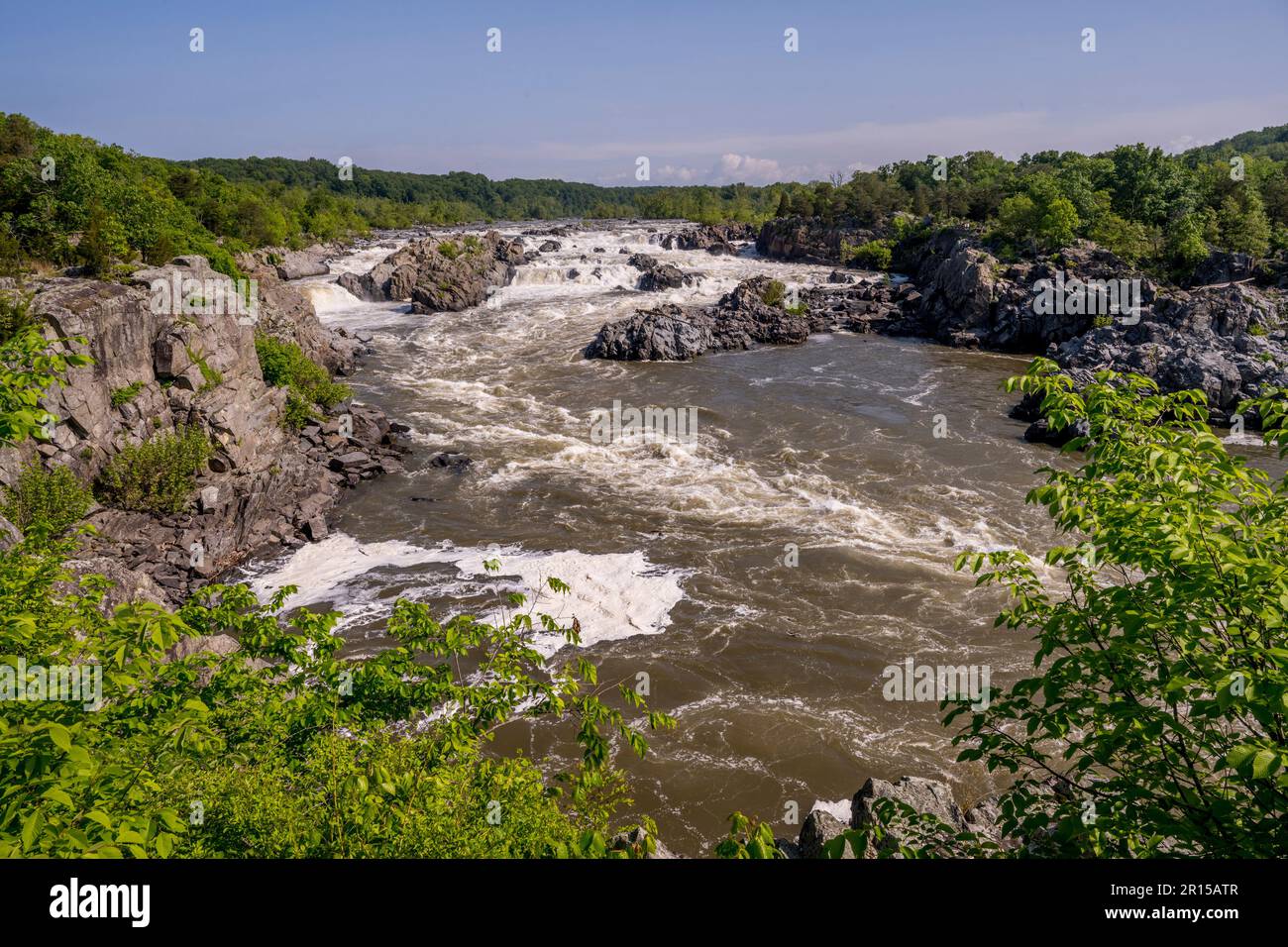 Vista delle Great Falls da una plattform di osservazione lungo il fiume Potomac, il Great Falls Park, Virginia, Stati Uniti d'America. Foto Stock