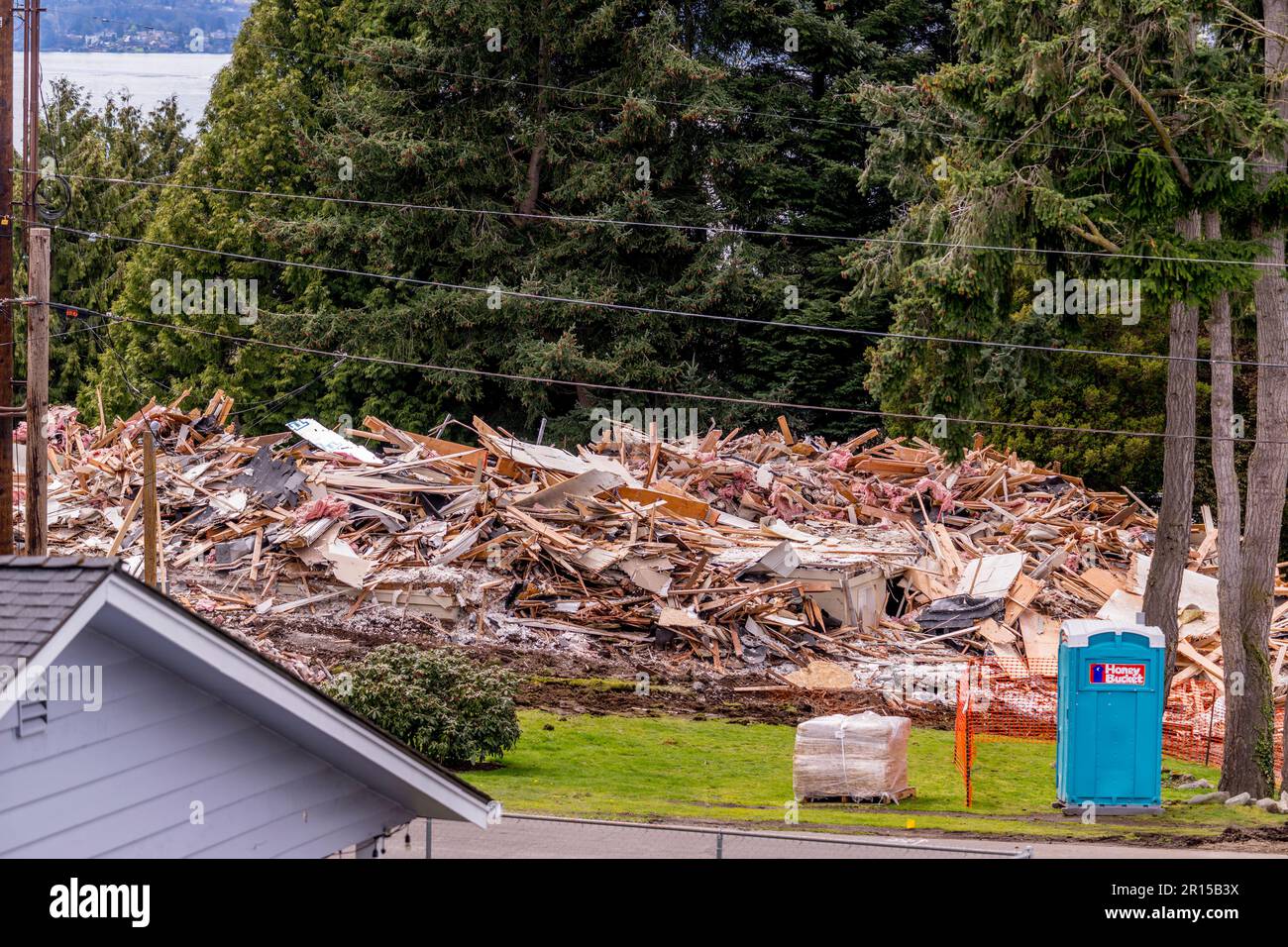Una casa demolita per fare spazio a una nuova costruzione a Kirkland, Washington state, USA. Foto Stock