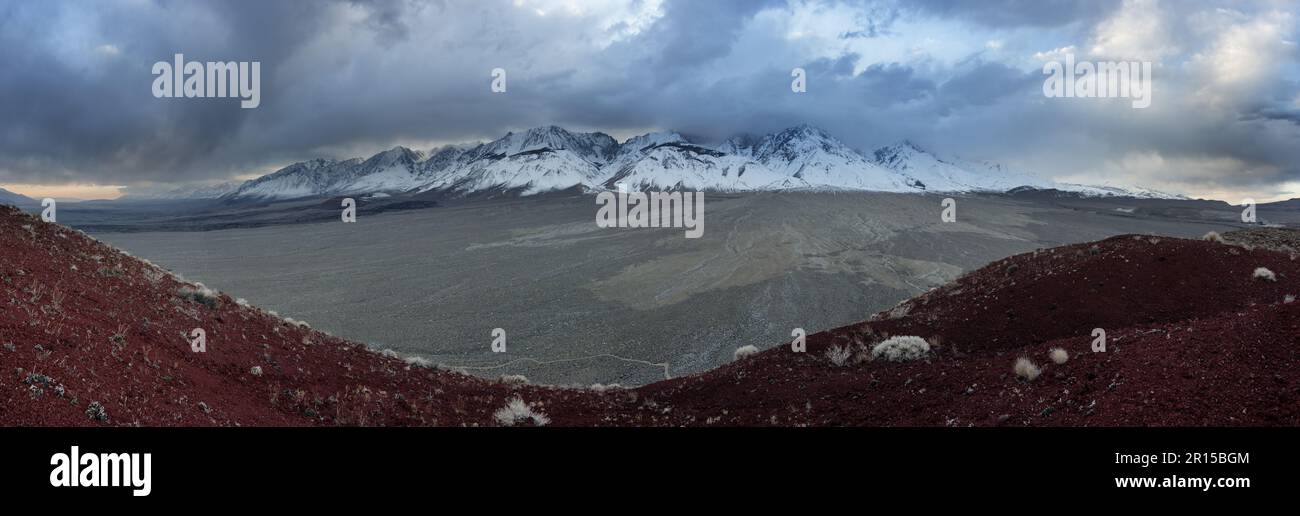 Panorama invernale della Owens Valley e delle montagne della Sierra Nevada da Red Mountain con un cielo tempestoso Foto Stock