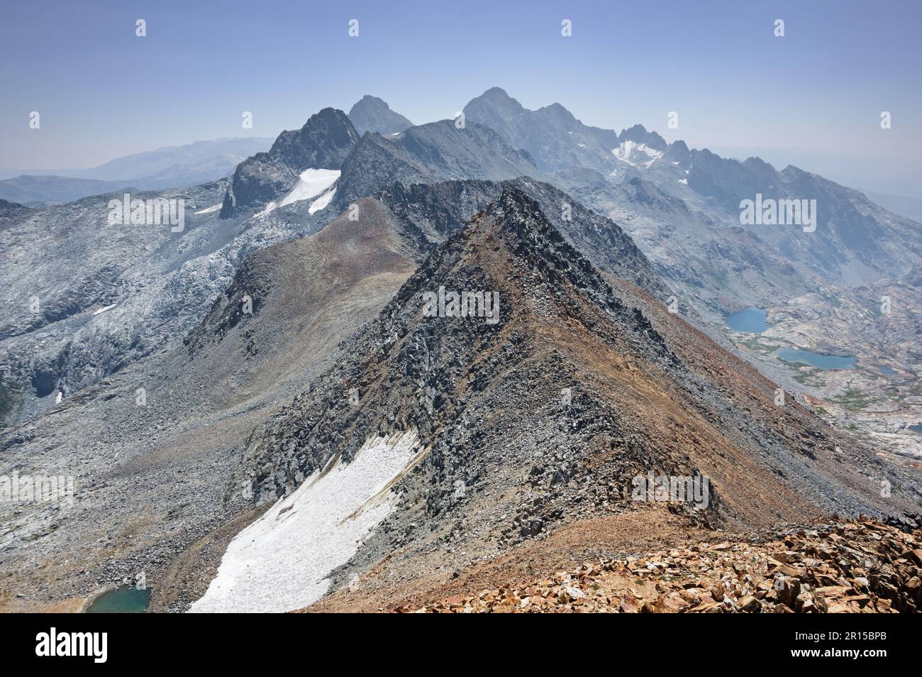 La cresta delle montagne della Sierra Nevada nella natura selvaggia di Ansel Adams, tra cui Davis Ritter e Banner Peaks Foto Stock