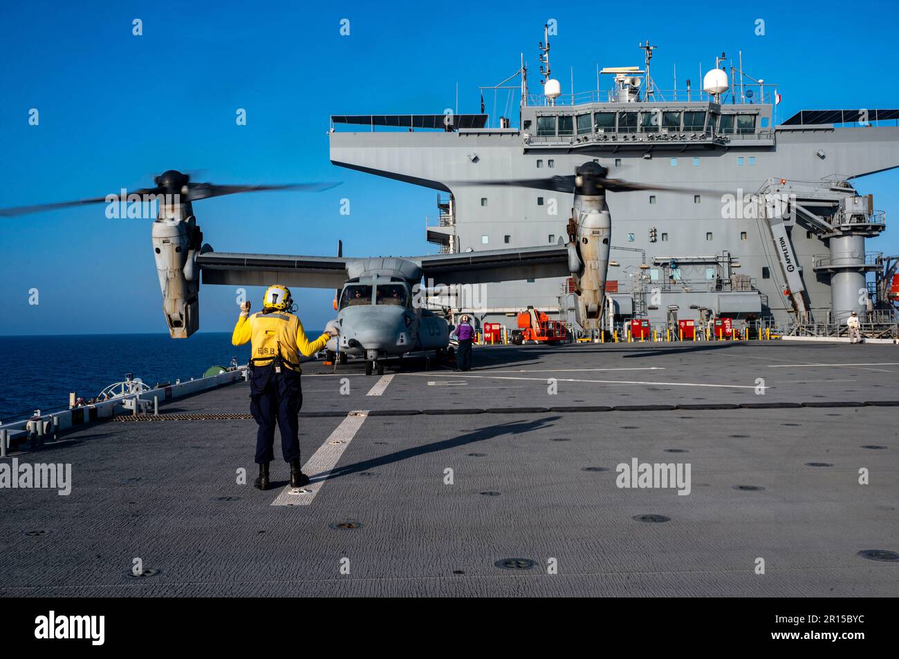 STATI UNITI Marines assegnato a Marine Medium Tiltrotor Squadron 364 (VMM-364), si preparano a ricevere carburante nel loro MV-22B Osprey mentre sulla USS Lewis B Puller nel Mar Rosso, 26 aprile 2023. VMM-364 fornisce un supporto critico a più operazioni all'interno della Joint Task Force combinata - Horn of Arica e AFRICOM. (STATI UNITI Air Force foto di staff Sgt. Aaron Irvin) Foto Stock