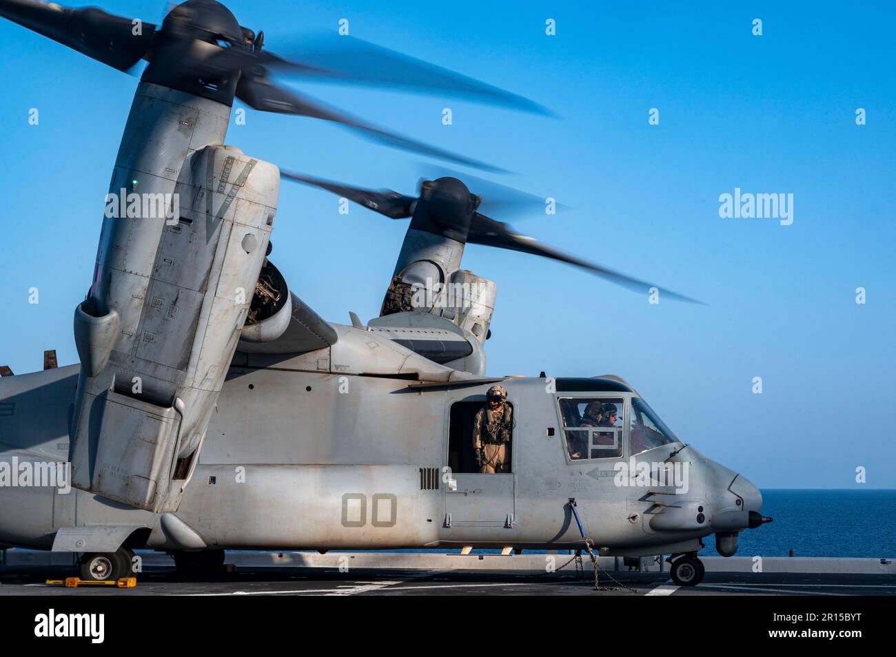 STATI UNITI Marines assegnato a Marine Medium Tiltrotor Squadron 364 (VMM-364), si preparano a ricevere carburante nel loro MV-22B Osprey mentre sulla USS Lewis B Puller nel Mar Rosso, 26 aprile 2023. VMM-364 fornisce un supporto critico a più operazioni all'interno della Joint Task Force combinata - Horn of Arica e AFRICOM. (STATI UNITI Air Force foto di staff Sgt. Aaron Irvin) Foto Stock