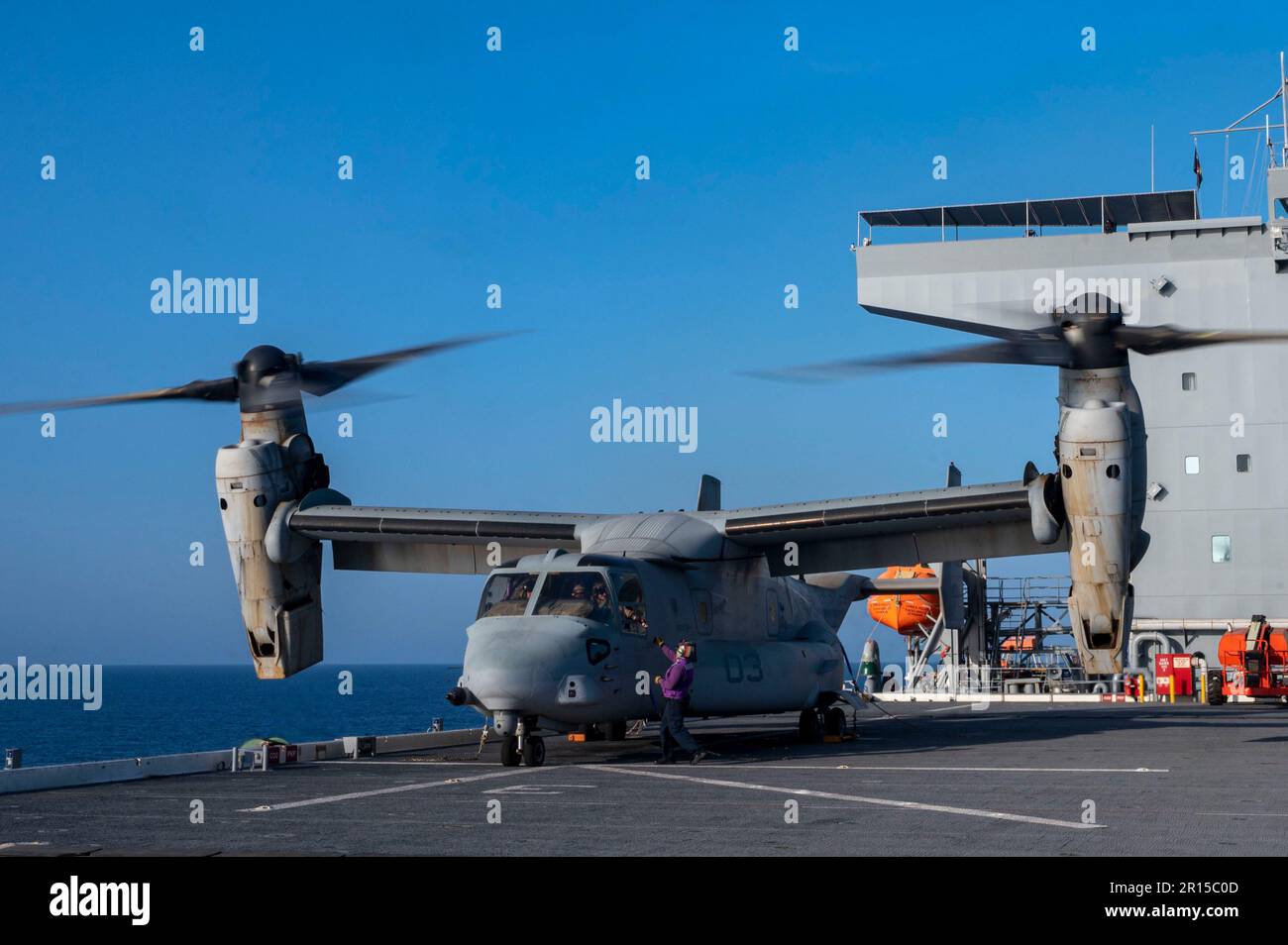 STATI UNITI Marines assegnato a Marine Medium Tiltrotor Squadron 364 (VMM-364), patch commerciali con l'equipaggio della USS Lewis B Puller nel Mar Rosso, 26 aprile 2023. VMM-364 fornisce un supporto critico a più operazioni all'interno della Joint Task Force combinata - Horn of Arica e AFRICOM. (STATI UNITI Air Force foto di staff Sgt. Aaron Irvin) Foto Stock