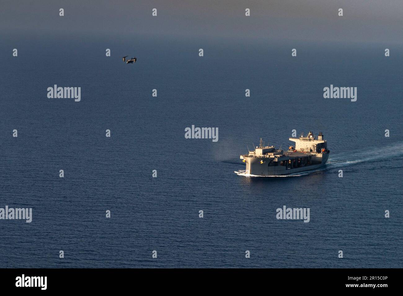 STATI UNITI Marines assegnato a Marine Medium Tiltrotor Squadron 364 (VMM-364), decollo dalla USS Lewis B Puller nel Mar Rosso, 26 aprile 2023. VMM-364 fornisce un supporto critico a più operazioni all'interno della Joint Task Force combinata - Horn of Arica e AFRICOM. (STATI UNITI Air Force foto di staff Sgt. Aaron Irvin) Foto Stock