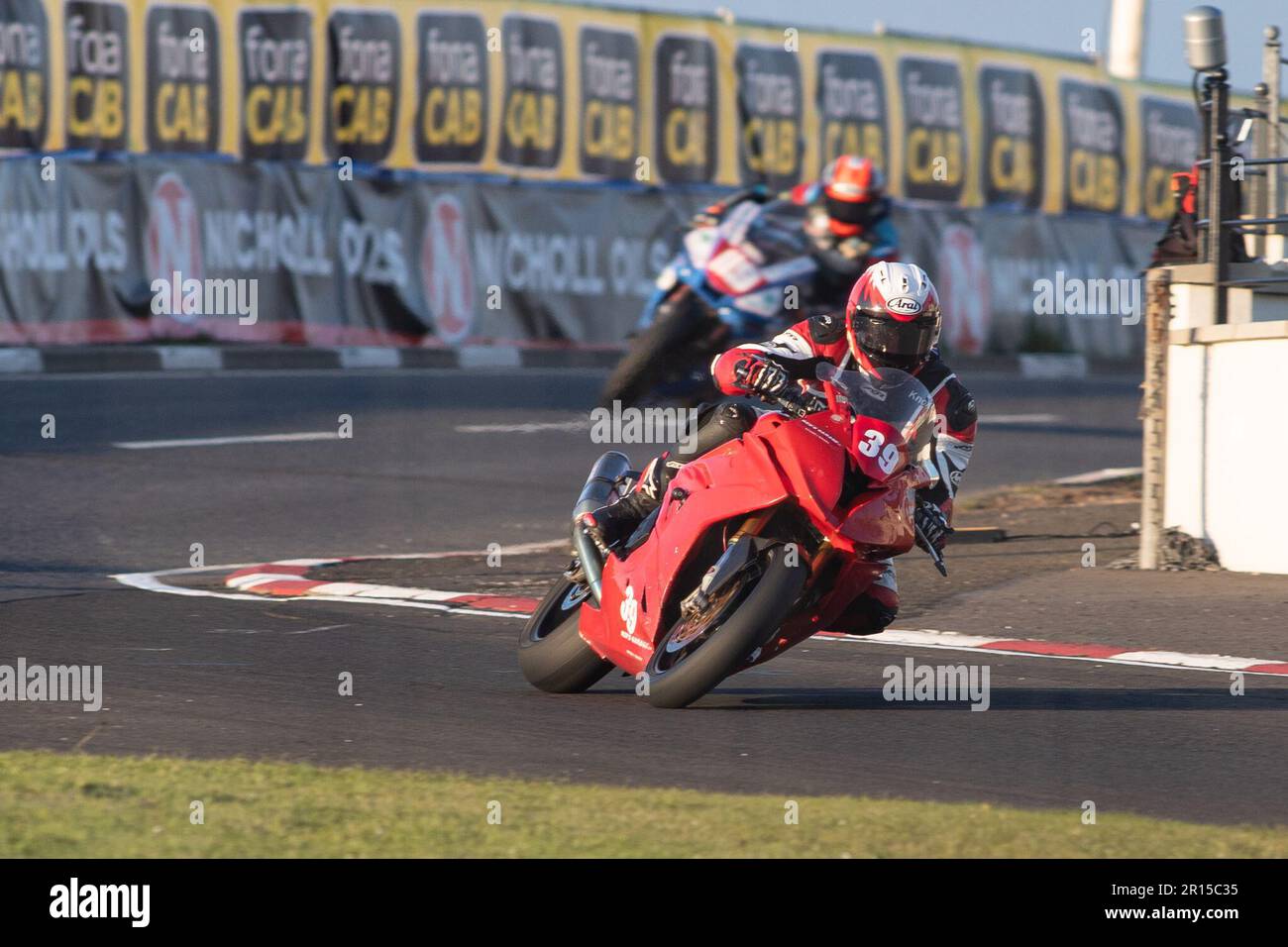 Portstewart, Regno Unito. 11th maggio, 2023. Numero 39 Anthony Redmond Riding a BMW come accelera fuori del Chicane alla gara NorthWest200 2 Briggs Equipment Superstock Bike Race Credit: Bonzo/Alamy Live News Foto Stock