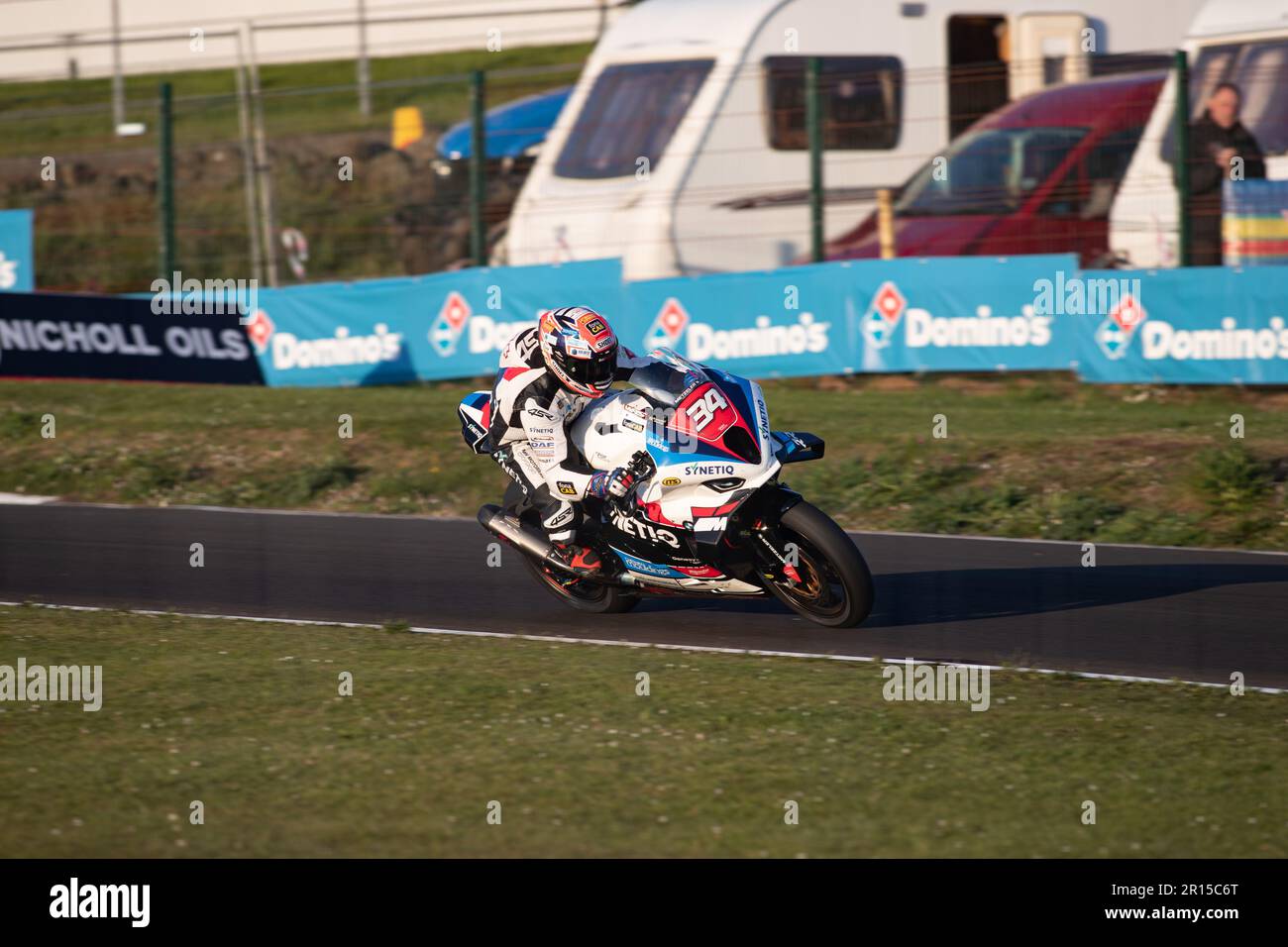 Portstewart, Regno Unito. 11th maggio, 2023. Numero 34, Alastair Seeley Navigating the Chicane at the NorthWest200 Race 2 Briggs Equipment Superstock Bike Race Credit: Bonzo/Alamy Live News Foto Stock