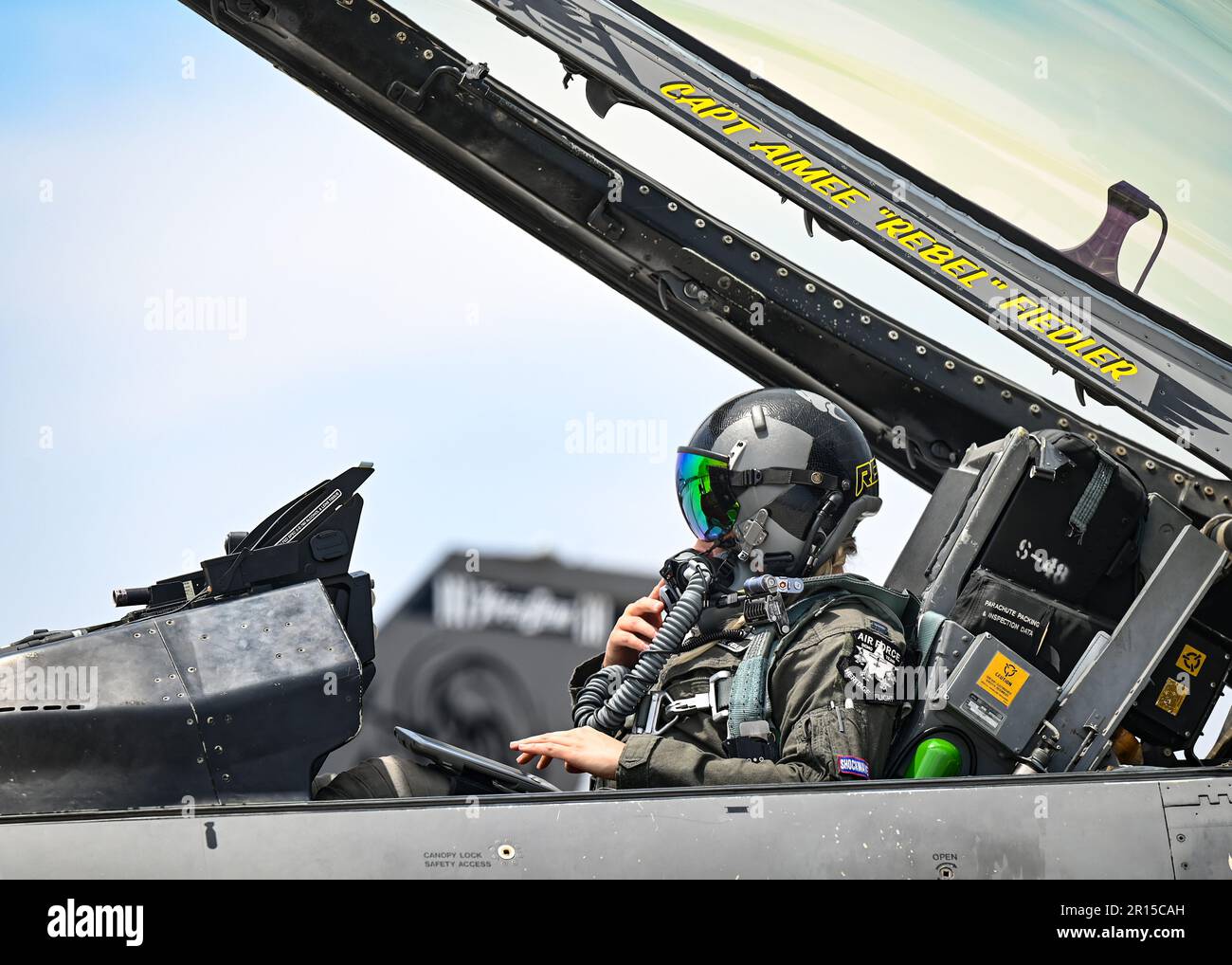 STATI UNITI Aimee “Rebel” Fiedler, F-16 Demonstration Team Commander and Pilot, esegue controlli pre-volo durante Feria Aeroespacial Mexico 2023 (FAMEX 23) alla base Aérea No.1 de Santa Lucía, Messico, 25 aprile 2023. FAMEX dimostra la cooperazione tra due dei più grandi militanti dell’emisfero occidentale in materia di difesa regionale e di sforzi economici. (STATI UNITI Air Force foto di staff Sgt. Madeline Herzog) Foto Stock