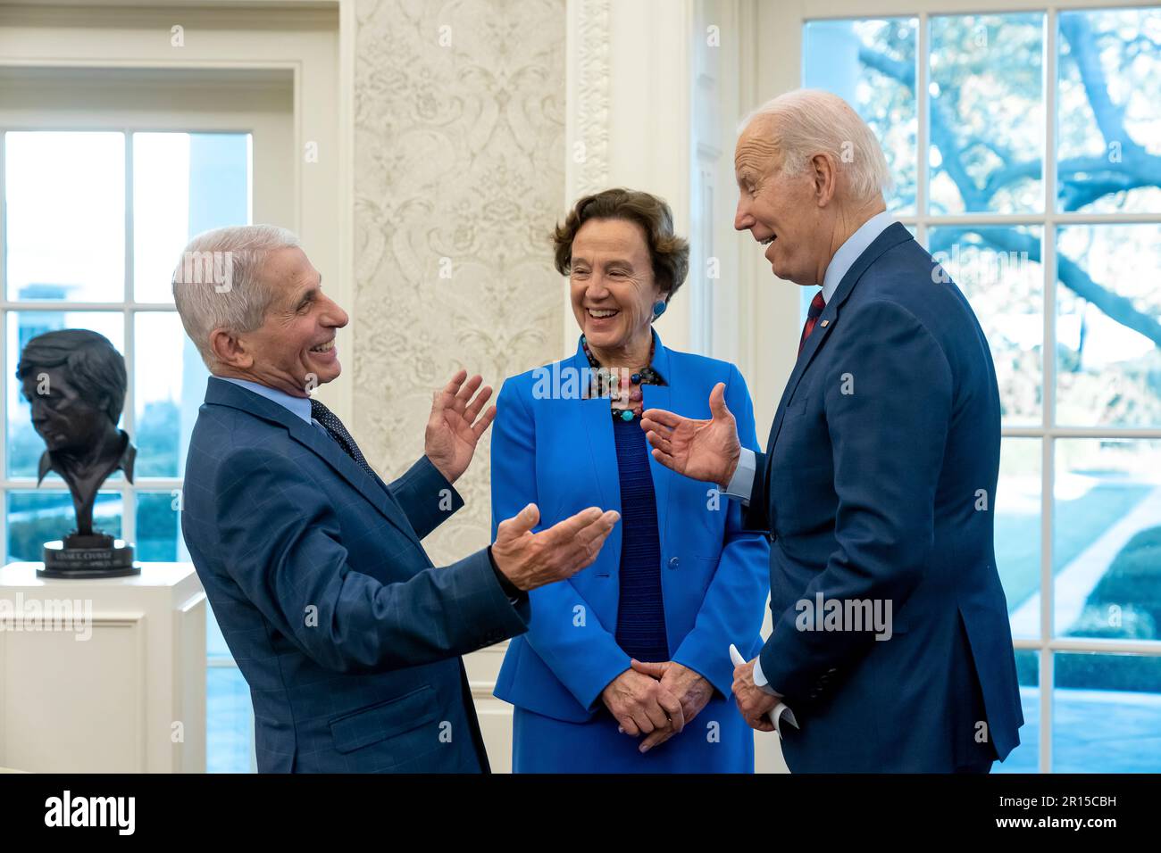 Il presidente Joe Biden saluta il suo ex consigliere medico capo Dr. Anthony Fauci e sua moglie Dr. Christine Grady, martedì 24 gennaio 2023, nell'Ufficio ovale. (Foto ufficiale della Casa Bianca di Erin Scott) Foto Stock