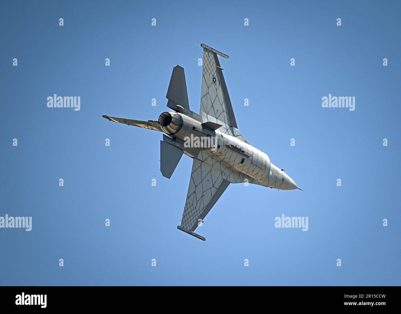 STATI UNITI Air Force Capt. Aimee “Rebel” Fiedler, F-16 Demonstration Team Commander and Pilot, esegue manovre aeree di precisione durante Feria Aeroespacial Mexico 2023 (FAMEX 23) alla base Aérea No.1 de Santa Lucía, Messico, 29 aprile 2023. FAMEX dimostra la cooperazione tra due dei più grandi militanti dell’emisfero occidentale in materia di difesa regionale e di sforzi economici. (STATI UNITI Air Force foto di staff Sgt. Madeline Herzog) Foto Stock