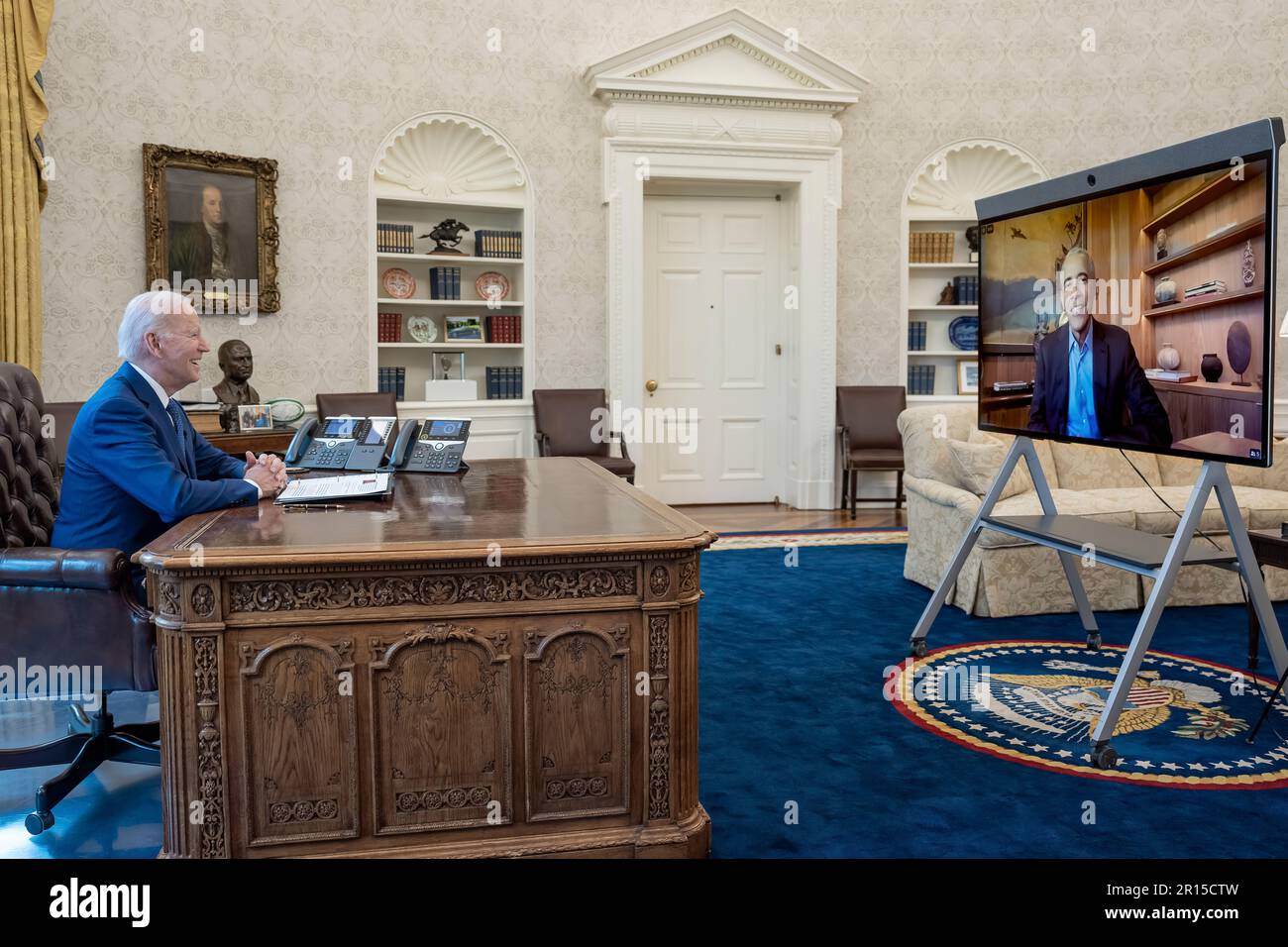 Il presidente Joe Biden registra un impegno digitale Affordable Care Act con l'ex presidente Barack Obama, mercoledì 22 marzo 2023, presso l'Ufficio ovale della Casa Bianca. (Foto ufficiale della Casa Bianca di Adam Schultz) Foto Stock