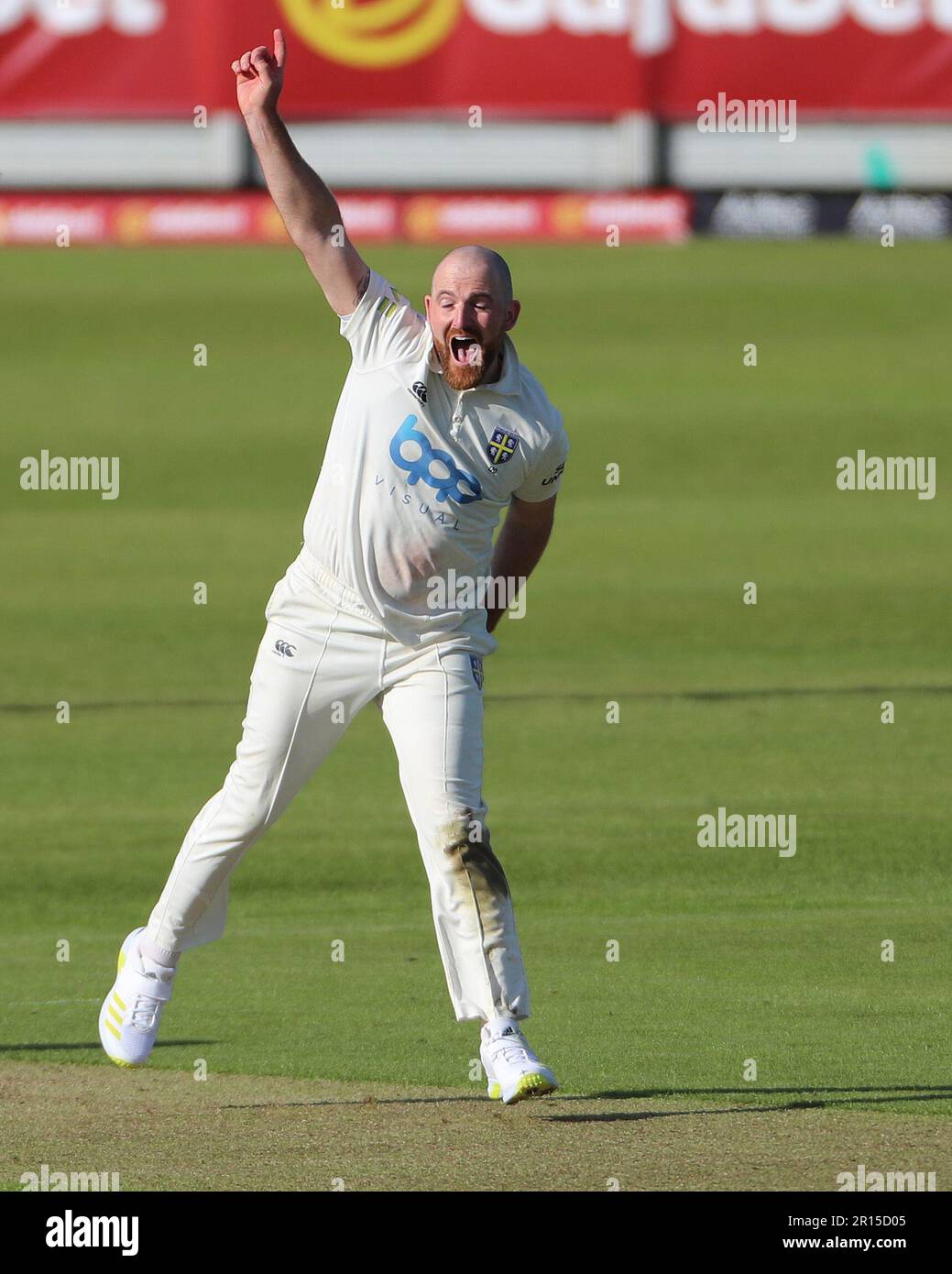 Durham's ben Raine durante la partita del LV= County Championship tra il Durham County Cricket Club e lo Yorkshire County Cricket Club al Seat Unique Riverside, Chester le Street giovedì 11th maggio 2023. (Foto: Mark Fletcher | NOTIZIE MI) Credit: NOTIZIE MI & Sport /Alamy Live News Foto Stock