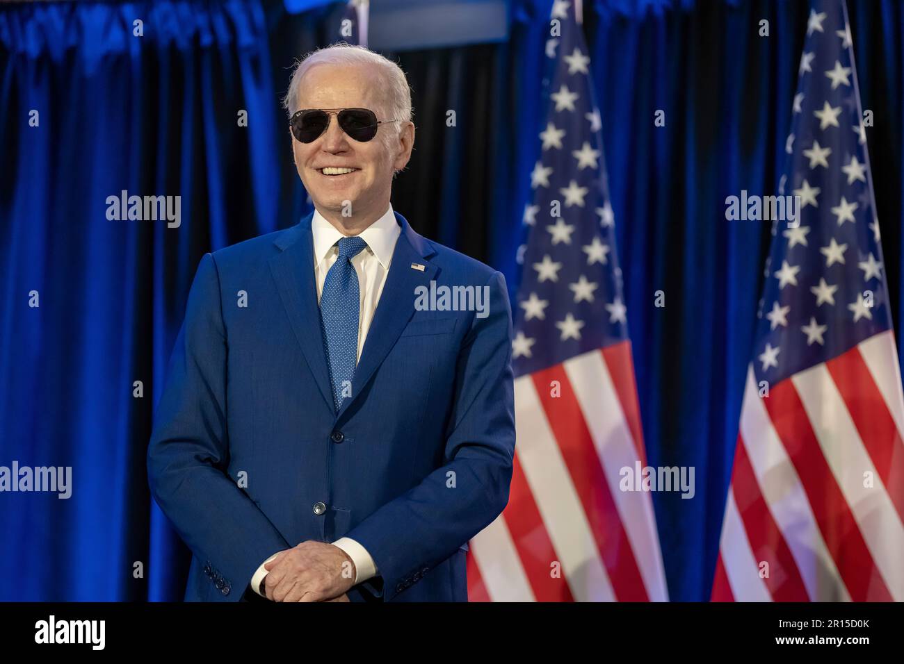 Il presidente Joe Biden guarda come First Lady Jill Biden esprime le sue osservazioni in occasione di un incontro e saluto presso un'ambasciata, giovedì 23 marzo 2023, presso il Fairmont Chateau Laurier di Ottawa, Ontario, Canada. (Foto ufficiale della Casa Bianca di Adam Schultz) Foto Stock