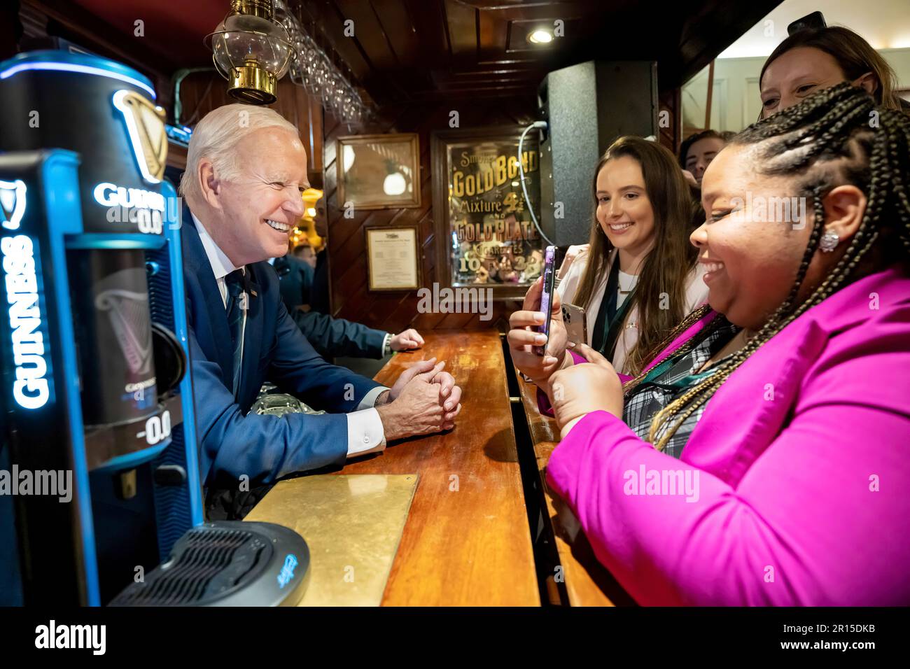 Il presidente Joe Biden partecipa a un impegno con Tánaiste della Repubblica d'Irlanda Micheál Martin, l'ambasciatore Claire Cronin e i residenti locali al Windsor Bar and Restaurant, mercoledì 12 aprile 2023, a Dundalk, Contea di Louth, Irlanda. (Foto ufficiale della Casa Bianca di Adam Schultz) Foto Stock