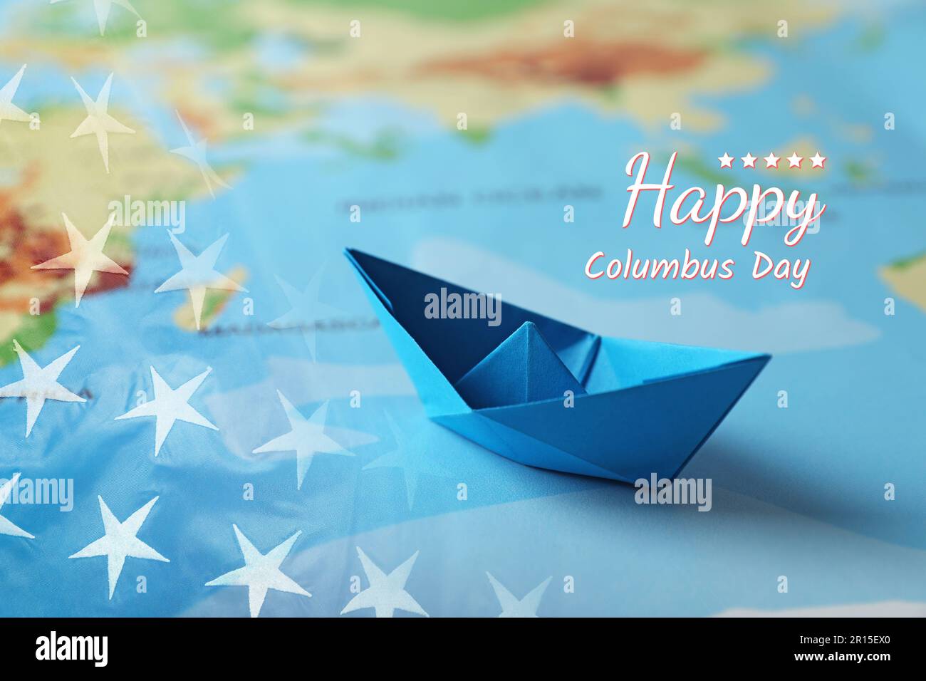 Buon giorno di Columbus. Barca di carta blu chiaro sulla mappa del mondo Foto Stock