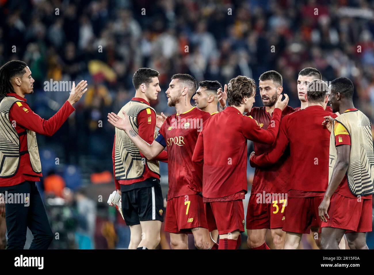 Roma, Italia. 11th maggio, 2023. COME i giocatori Rom si congratulano con la fine della partita di calcio di prima tappa della UEFA Europa League tra Roma e Leverkusen allo stadio olimpico di RomeÕs, il 11 maggio 2023. Roma sconfisse Leverkusen 1-0. Credit: Riccardo De Luca - Update Images/Alamy Live News Foto Stock