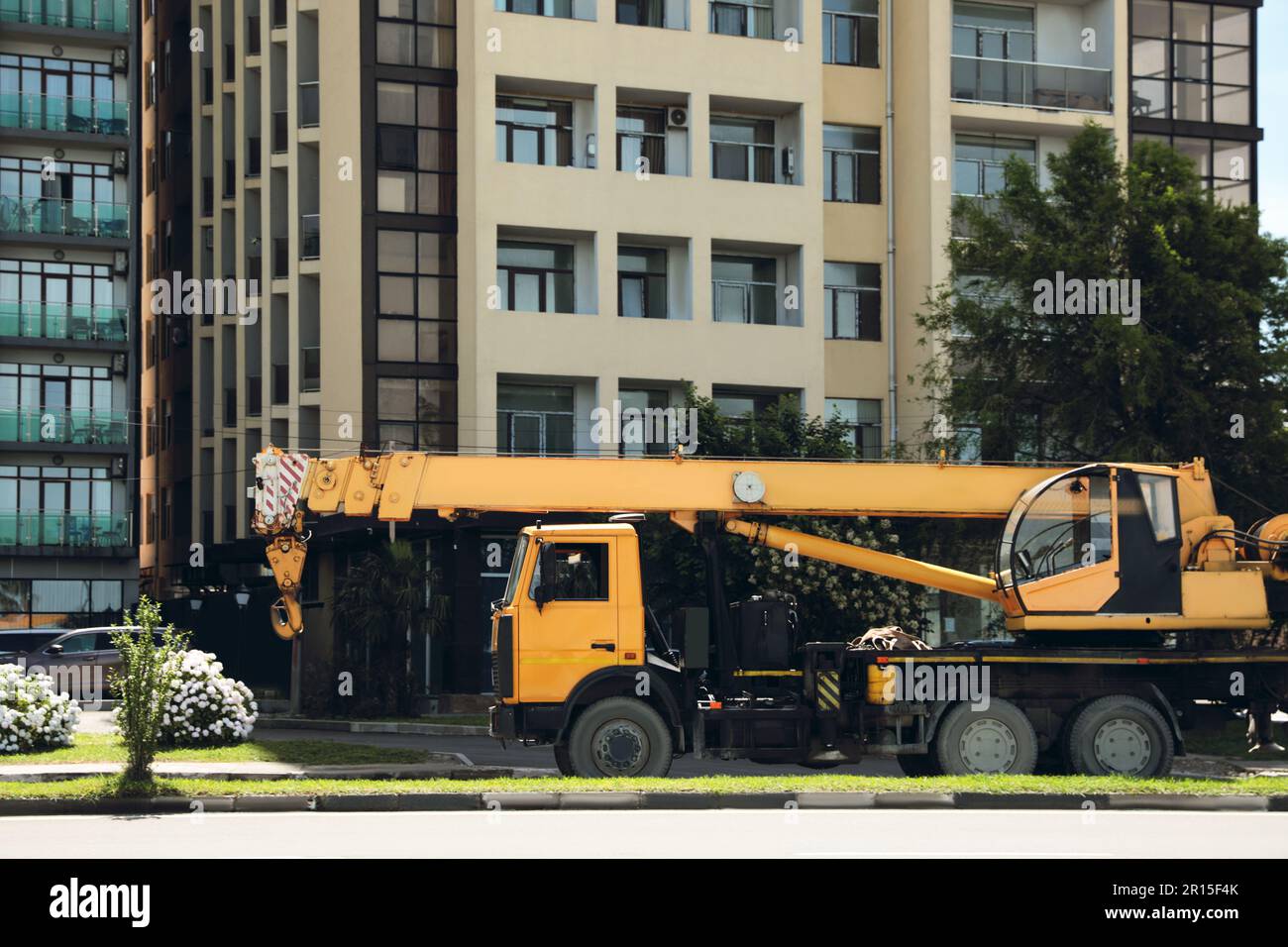 Cantiere con gru vicino a un edificio a più piani Foto Stock