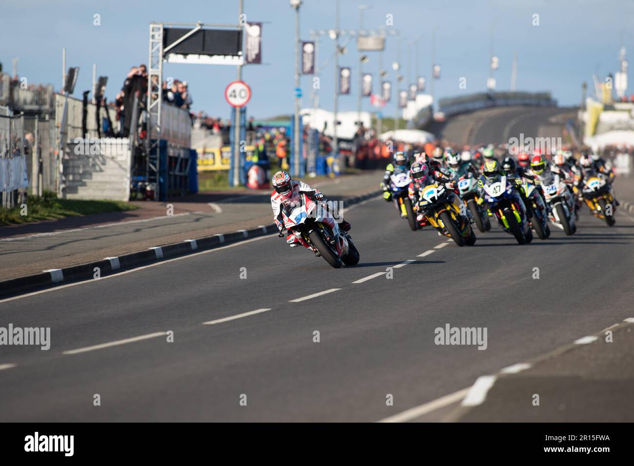 Portstewart, Regno Unito. 11th maggio, 2023. Davey Todd (Bike 74) che è stato al secondo posto prima della prima curva nella NorthWest200 Strain Engineering Supersport Race. Davey ha vinto il Race Credit: Bonzo/Alamy Live News Foto Stock