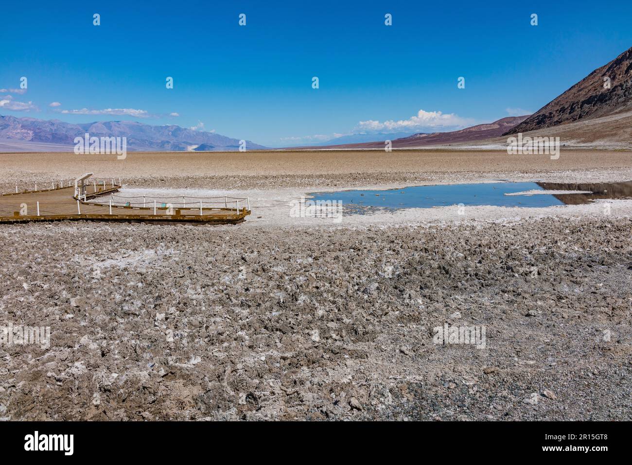 Badwater Basin è un bacino endorheic nel Parco Nazionale della Valle della morte, nella Valle della morte, nella Contea di Inyo, California, noto come il punto più basso del Nord America. Foto Stock