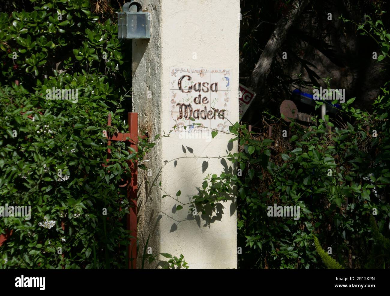 Los Angeles, California, USA 8th maggio 2023 attrice Alyson Hannigan's ex Home al 160 N. Cliffwood Avenue il 8 maggio 2023 a Los Angeles, California, USA. Foto di Barry King/Alamy Stock Photo Foto Stock