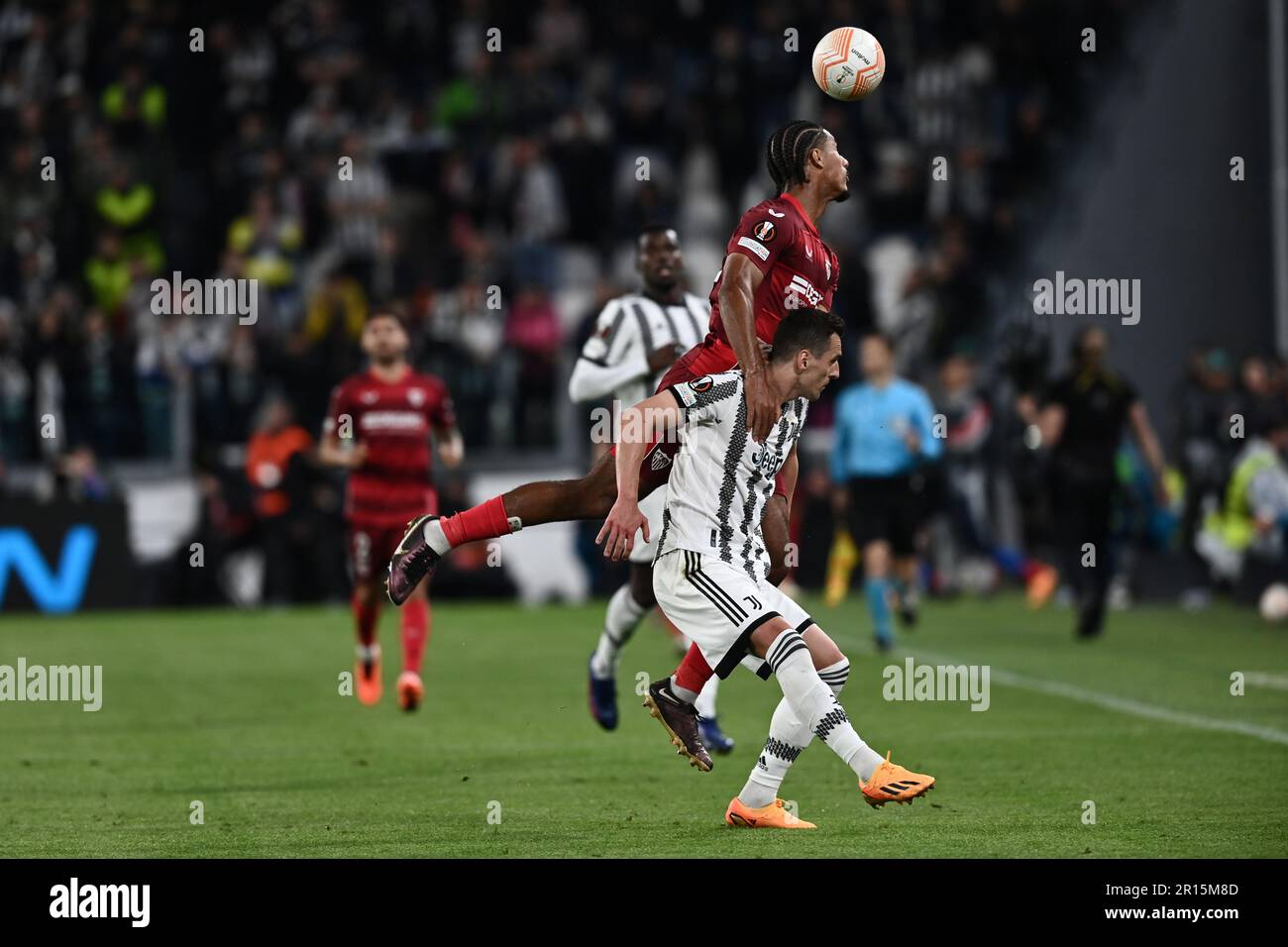 Loic Bade (Sevilla FC)Arkadiusz Milik (Juventus) durante la partita della UEFA 'Europa League 2022 2023 tra Juventus 1-1 Siviglia allo stadio Allianz il 11 maggio 2023 a Torino. Credit: Maurizio Borsari/AFLO/Alamy Live News Foto Stock