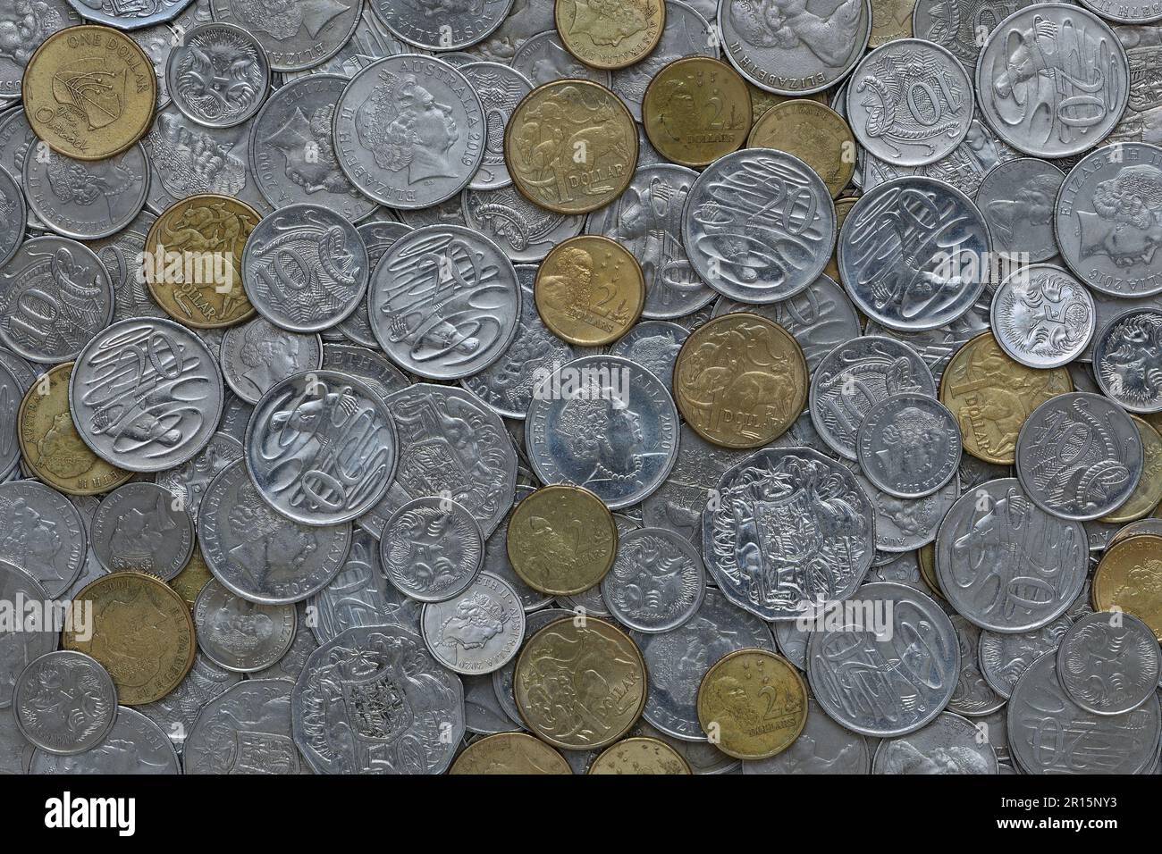 Un piatto, vista dall'alto montaggio di usato australiano due e un dollaro, cinquanta, venti, dieci e cinque centesimi monete che riempiono la cornice in luce soffusa Foto Stock
