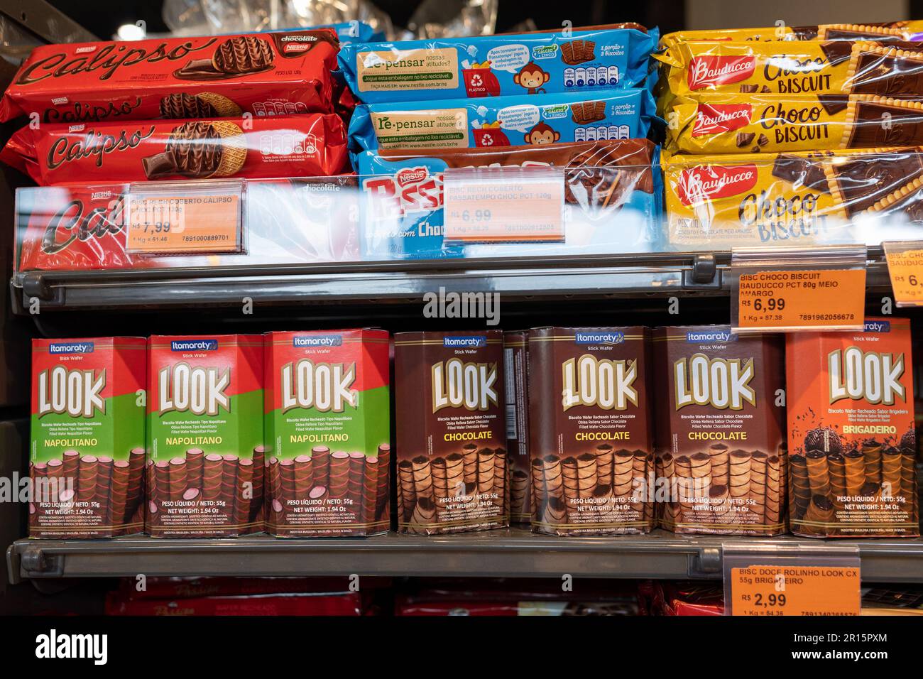 Petropolis, RJ, Brasile. 19 dicembre 2023. Scaffale del supermercato con vari marchi di biscotti al cioccolato , con le etichette di prezzo sotto di loro Foto Stock