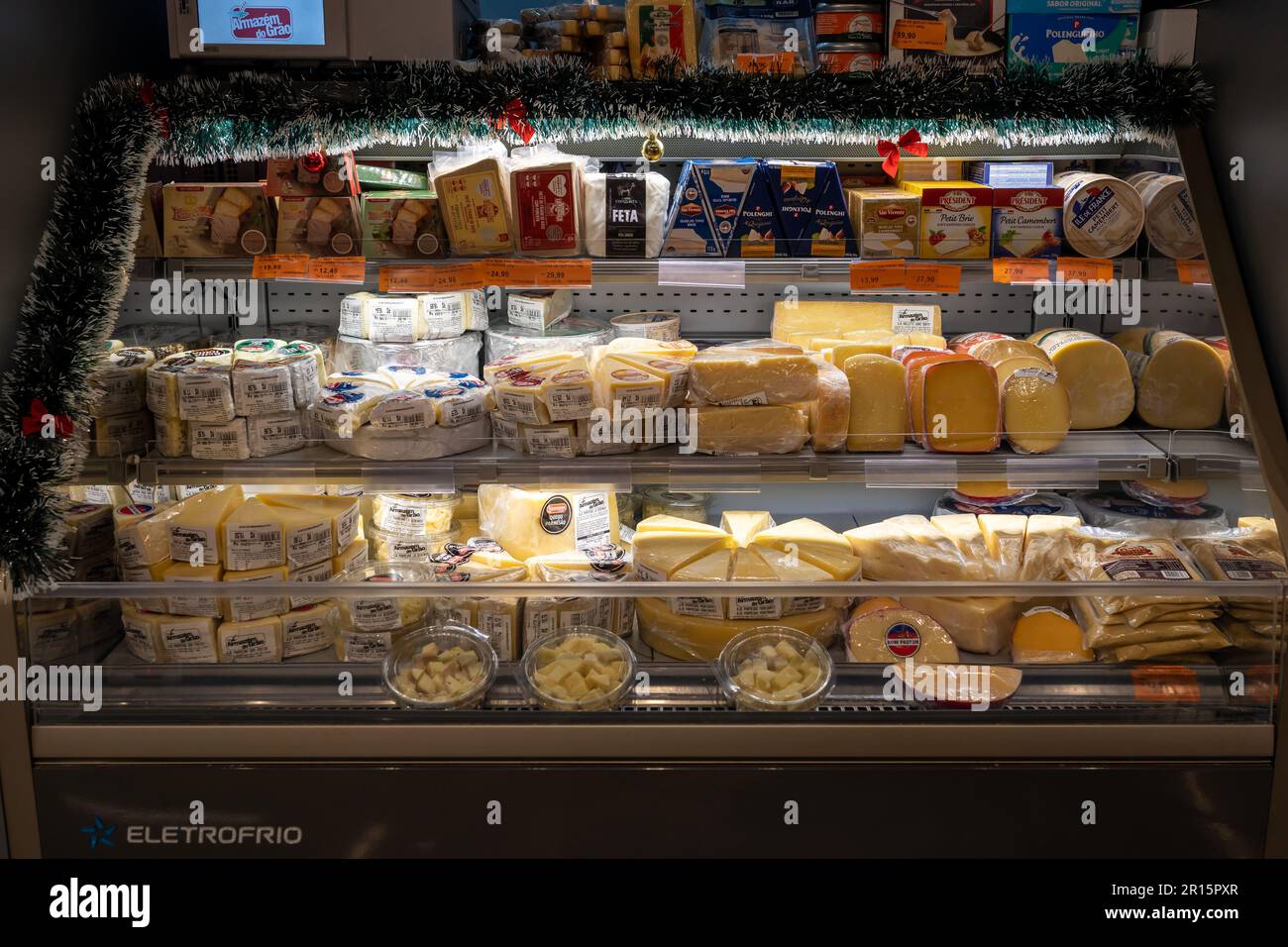 Petropolis, RJ, Brasile. 19 dicembre 2023. Supermercato negozio congelatore con diversi tipi di formaggio Foto Stock