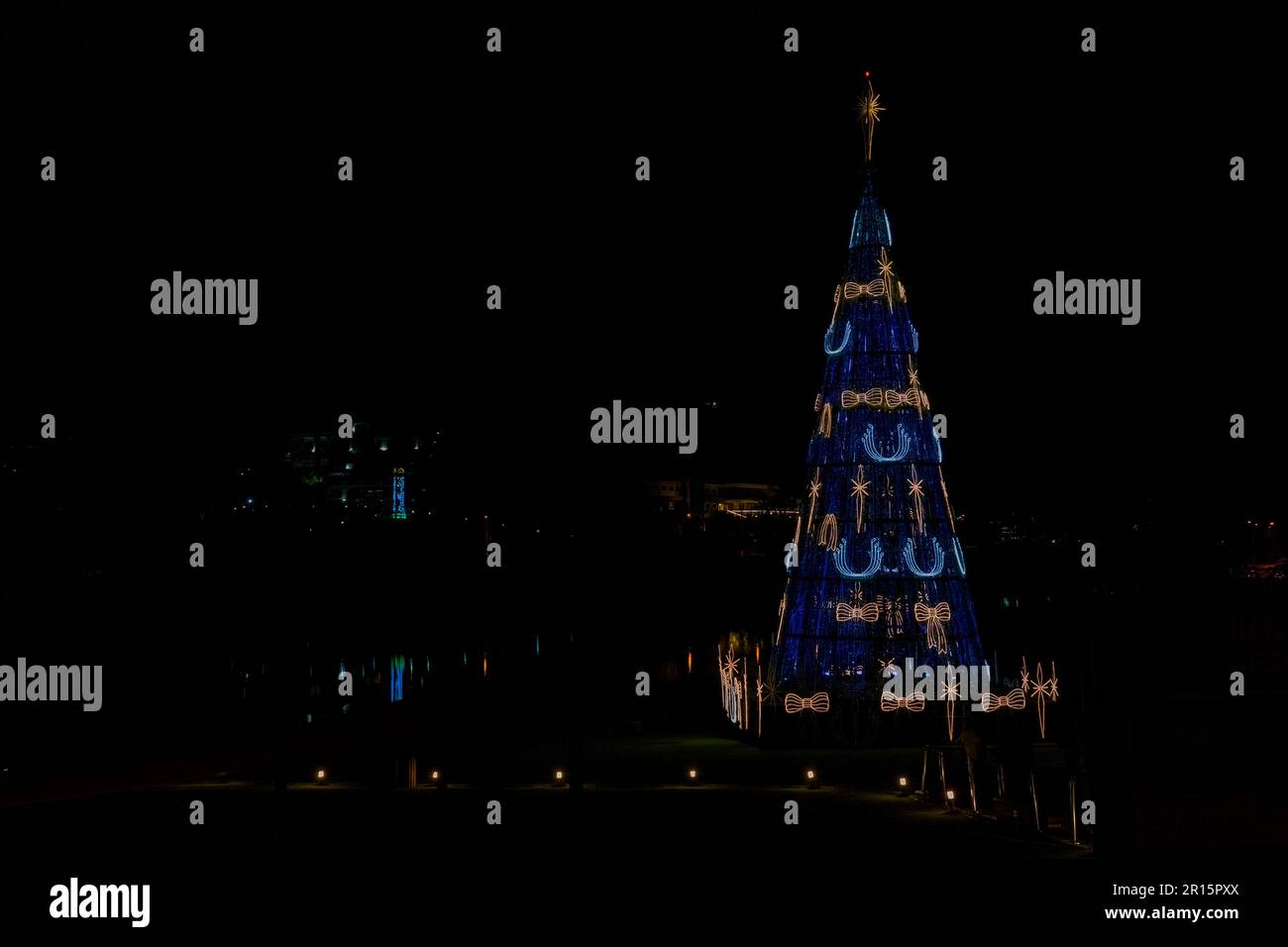 Petropolis, RJ, Brasile. Dicembre 15, 2022. L'albero di Natale di notte vicino a SESC Quitandinha è stato bellissimo l'anno scorso Foto Stock