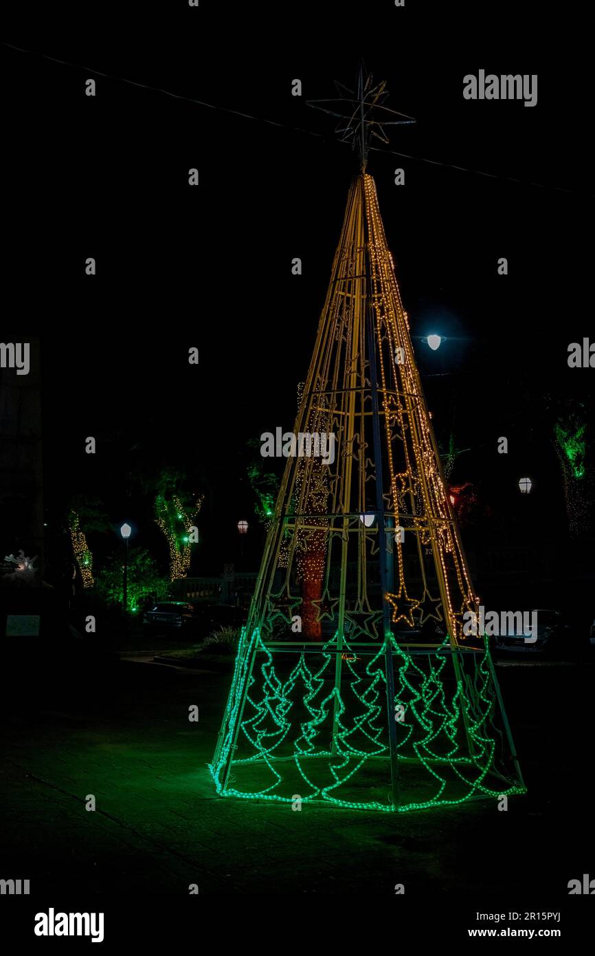 Petropolis, RJ, Brasile. Dicembre 15, 2022. Decorazione di Natale di notte vicino al centro della Cattedrale Foto Stock