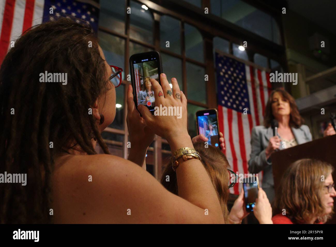 Washington DC, Stati Uniti. 11 maggio 2023. I sostenitori prendono il video del telefono cellulare del candidato presidenziale degli Stati Uniti Marianne Williamson (D) ad un fundraiser. Credit: Philip Yabut/Alamy Live News Foto Stock