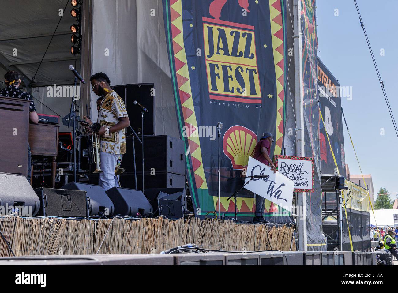 New or propes, Stati Uniti. 30th Apr, 2023. I tecnici hanno allestita il Congo Square Stage al New Orleans Jazz & Heritage Festival 2023. (Foto di Penny Collins/NurPhoto) Credit: NurPhoto SRL/Alamy Live News Foto Stock