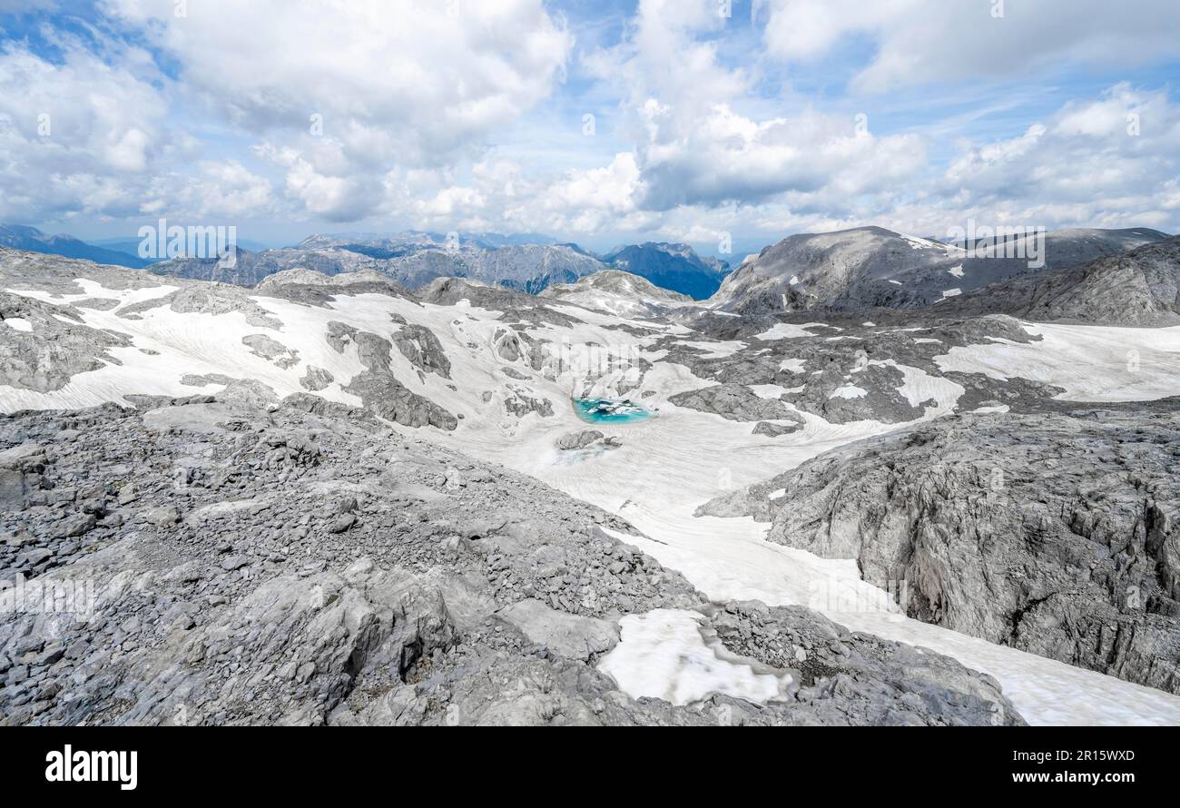 Salita al Hochkoenig, paesaggio roccioso di montagna con resti di neve, Uebergossene Alm, Alpi Berchtesgaden, Salzburger Land, Austria Foto Stock