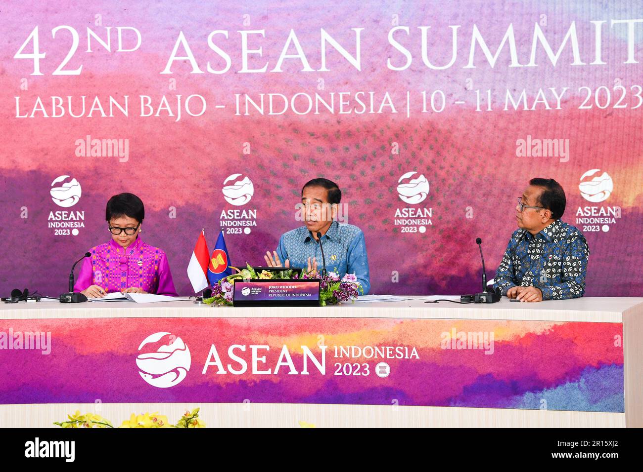 LABUAN BAJO, 12 maggio 2023 (Xinhua) -- il presidente indonesiano Joko Widodo(C) tiene una conferenza stampa presso il centro stampa per il 42nd° vertice dell'Associazione delle Nazioni del Sud-Est Asiatico (ASEAN) nella città di Labuan Bajo in Indonesia, il 11 maggio 2023. Il vertice ASEAN del 42nd si è concluso qui giovedì con gli sforzi profusi per rafforzare la centralità e l'integrazione economica dell'ASEAN al fine di affrontare meglio le crisi e le sfide. Il presidente indonesiano Joko Widodo ha sottolineato l'unità dell'ASEAN in una conferenza stampa dopo il vertice, affermando che l'unità è "molto" Foto Stock