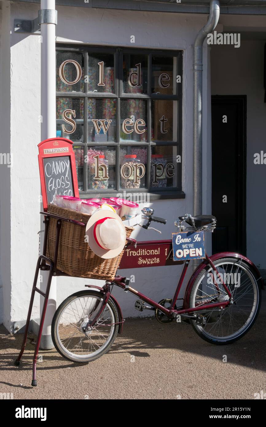 PENARTH WALES UK MARZO 2014 - Vista di un vecchio tradesman noleggio al di fuori di un negozio di dolci Penarth Foto Stock