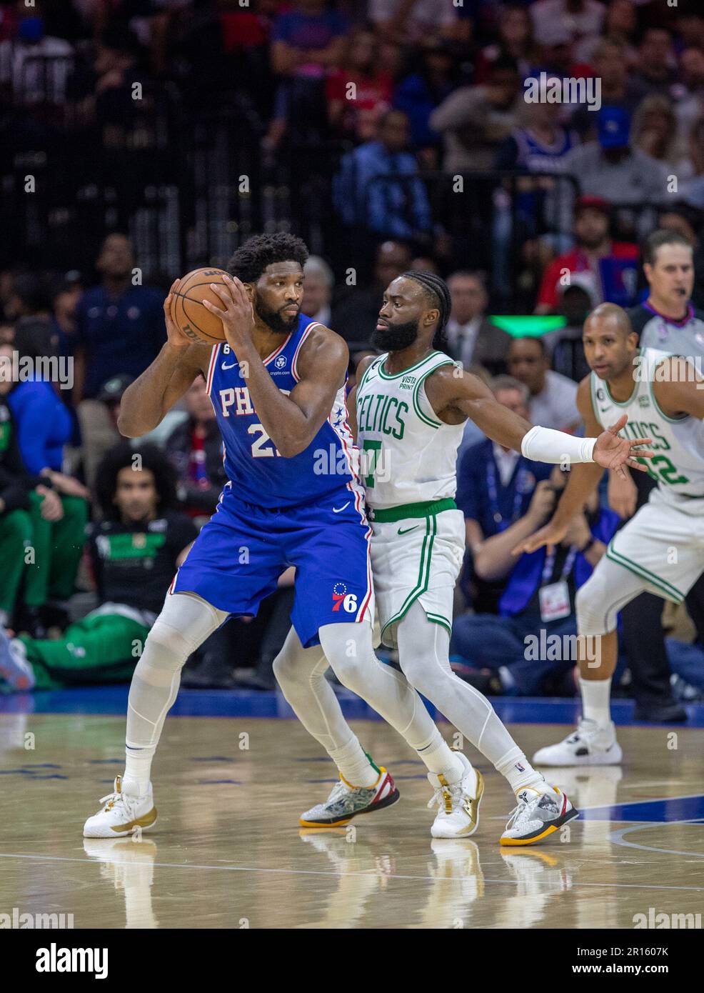 Joel Embiid (21 Sixers) in azione durante il gioco di playoff della National Basketball Association tra Philadelphia Sixers e Boston Celtics al Wells Fargo Center di Philadelphia, USA (Foto: Georgia Soares/Sports Press Photo/C - SCADENZA DI UN'ORA - ATTIVA FTP SOLO SE LE IMMAGINI HANNO MENO DI UN'ORA - Alamy) credito: SPP Sport Stampa Foto. /Alamy Live News Foto Stock