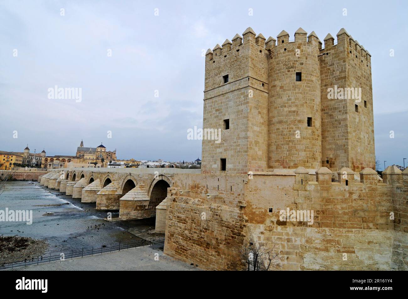 Torre la Calahorra, torre, Museo delle tre culture, Puente Romano, ponte romano, fiume Guadalquivir, Cordoba, Provincia di Cordoba, Andalusia, Spagna Foto Stock