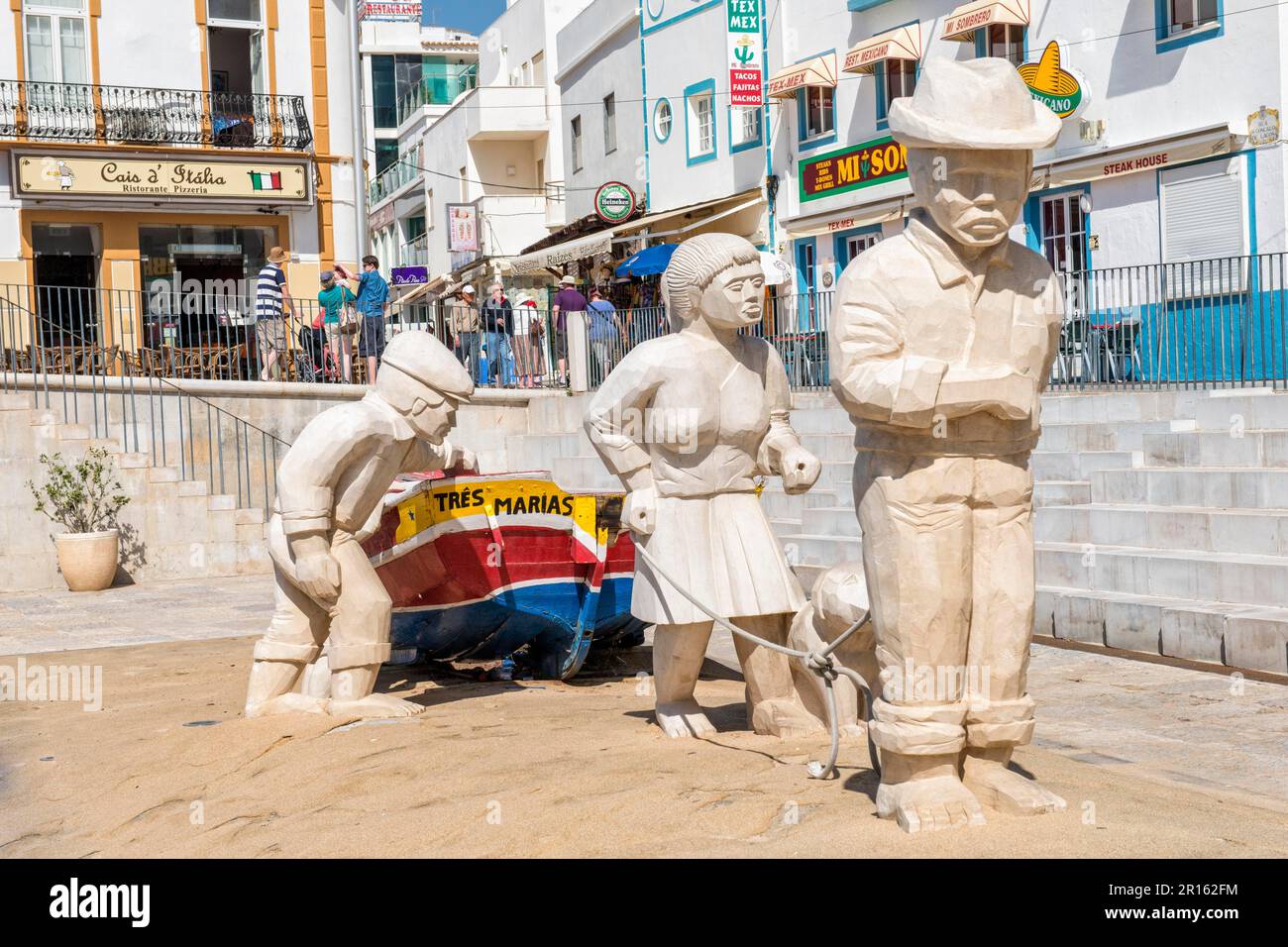 Statue di Tres Marias, decorazione della spiaggia, Albufeira, Algarve, Portogallo Foto Stock