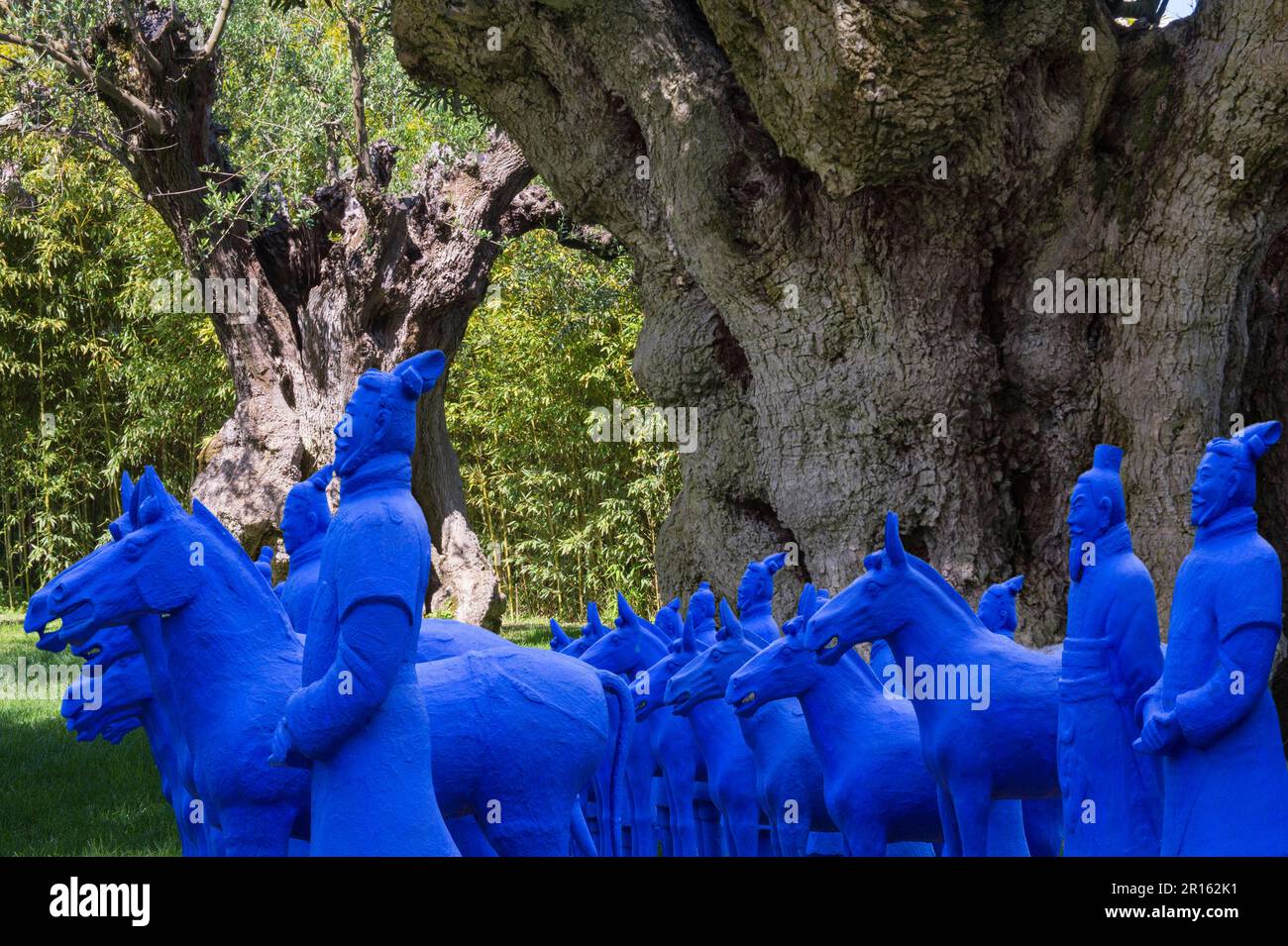 Statue di plastica blu che rappresentano l'esercito di soldati di terracotta cinesi, dietro di loro ulivi millenari, Bacalhoa cantina, Azeitao, Setubal Foto Stock