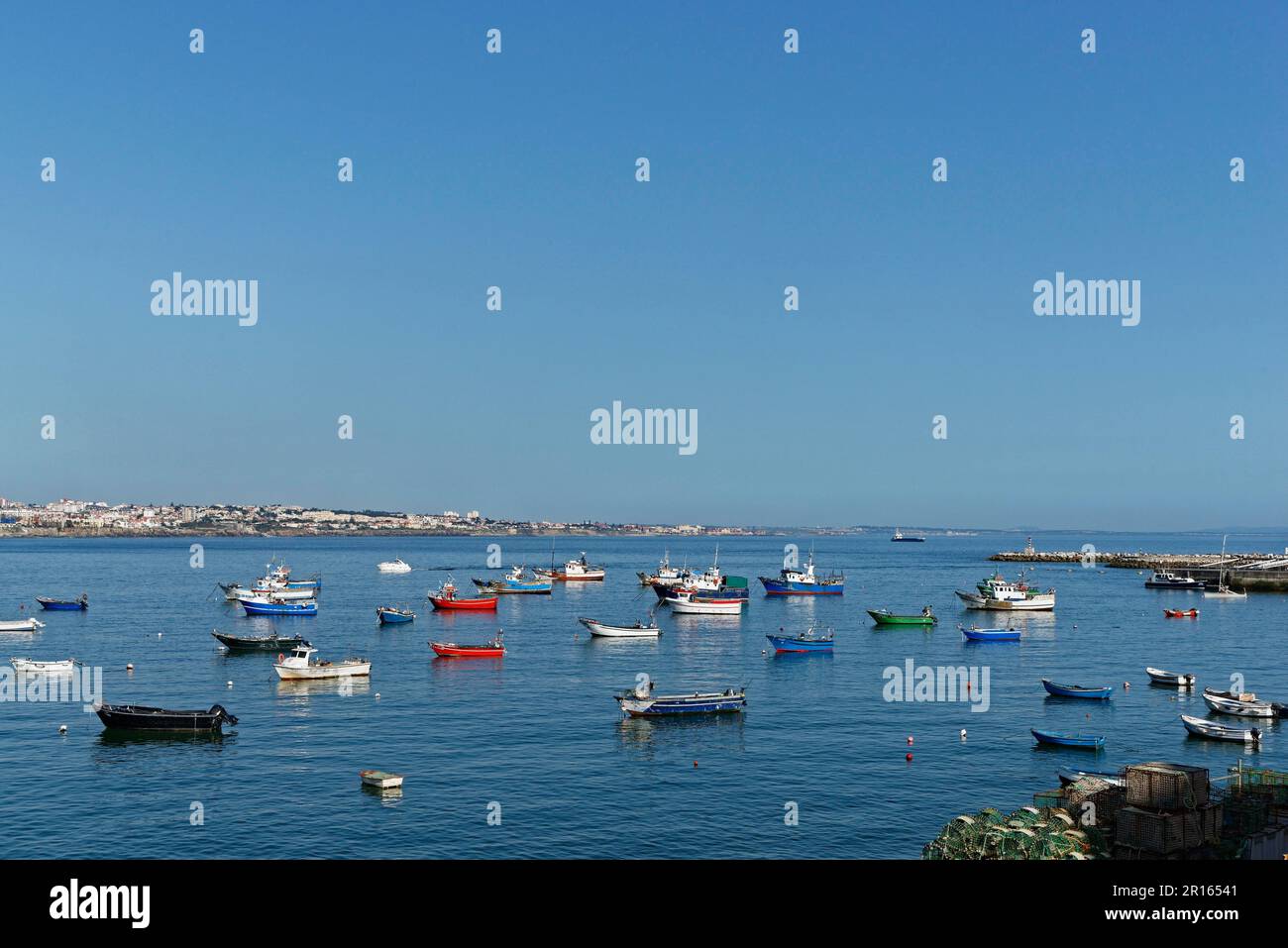 Barche da pesca nella baia di Cascais, Cascais, Lisbona, Europa, Portogallo Foto Stock
