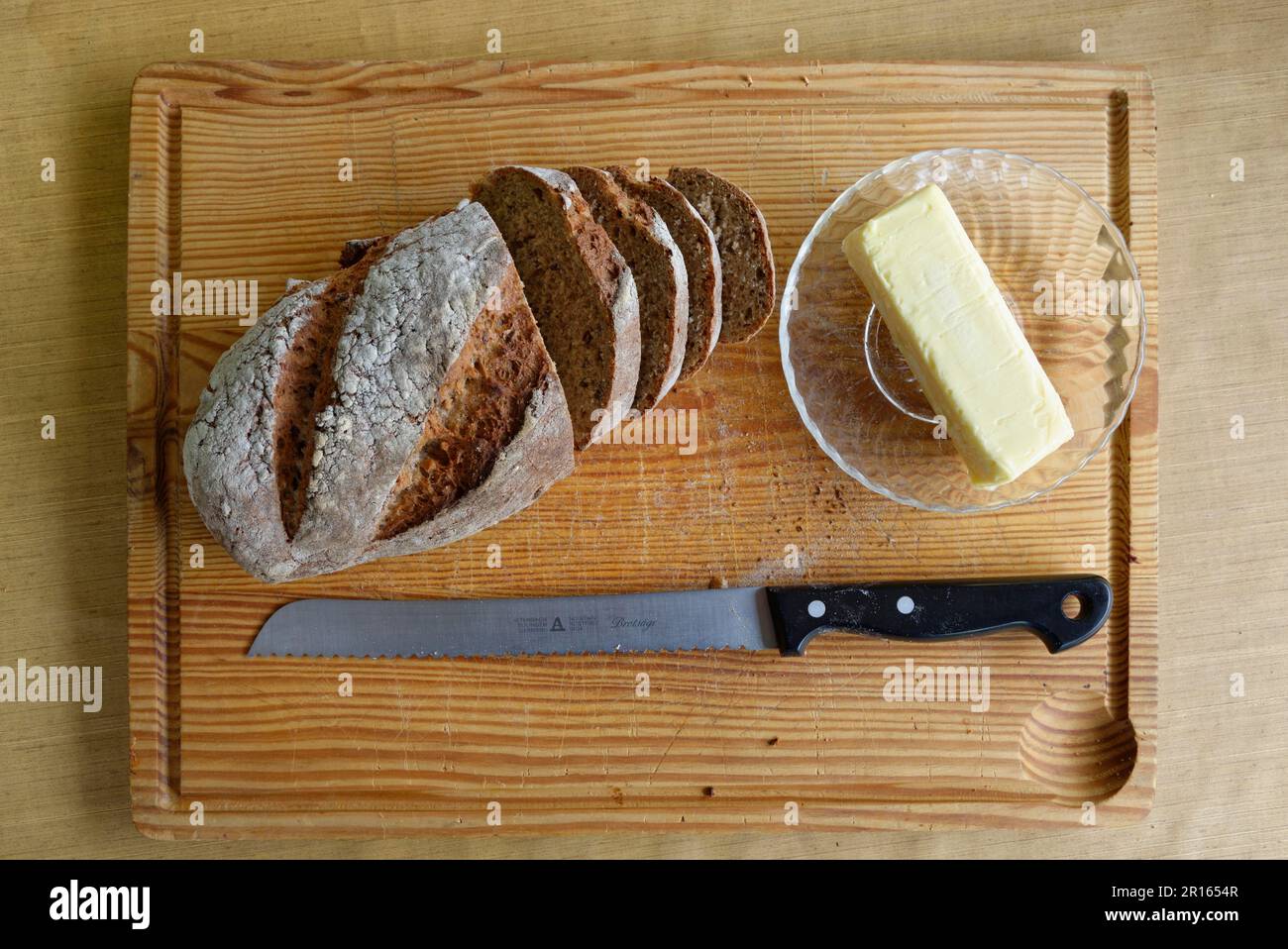 Pane fresco tagliato a fette, servito con burro, Portogallo Foto Stock
