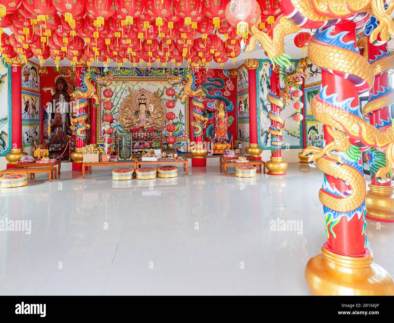 Bodhisattva Avalokiteshvara, Guanyin in cinese, immagine al tempio buddista cinese a Wat Khun Samut Chin, provincia di Samut Prakan in Thailandia. BOD Foto Stock