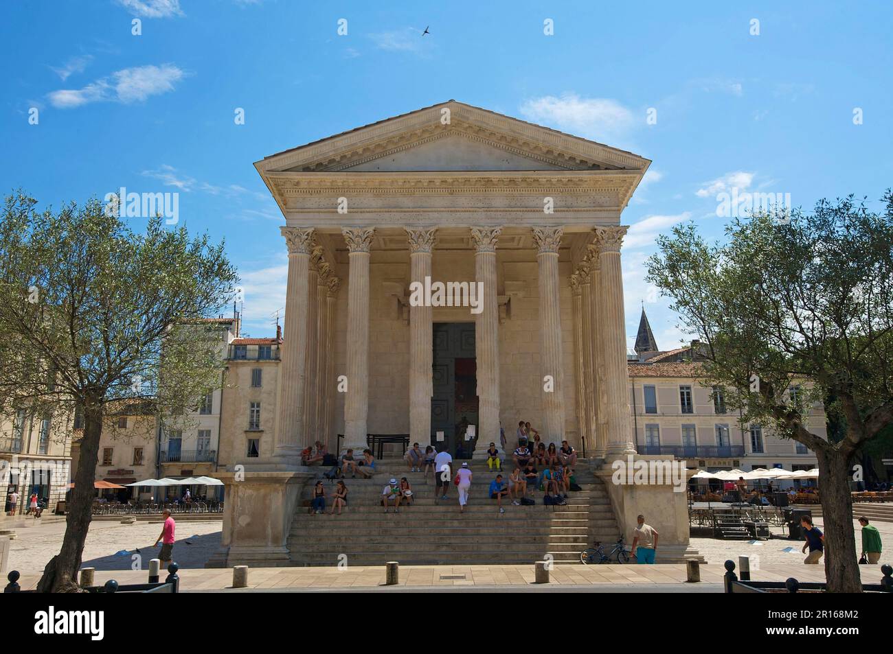 Maison Carree, Place de la Comedie in Nimes, Languedoc-Roussillon, Francia Foto Stock