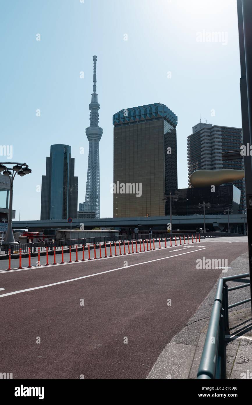 TOKYO, GIAPPONE - 9 APRILE 2023: Edificio dello skyline e torre dello Skytree di Tokyo, famoso punto di riferimento vicino al fiume Sumida, vista dal quartiere Asakusa a Tokyo, Giappone Foto Stock