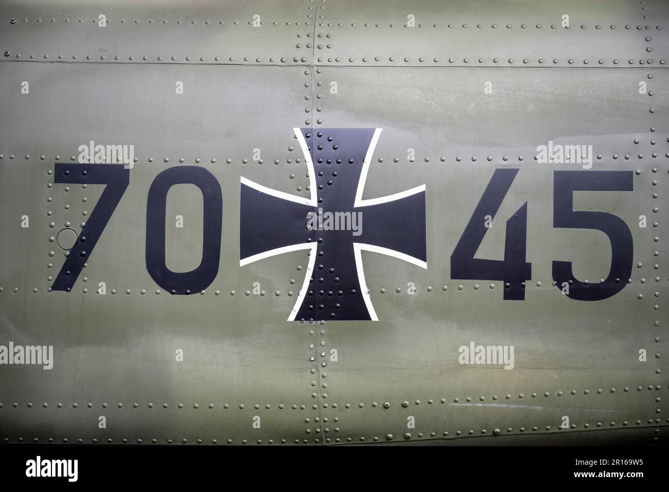 Iron Cross, insegne tattiche per velivoli Bundeswehr con numeri di identificazione per tipo di velivolo e numero di serie su un elicottero militare Foto Stock