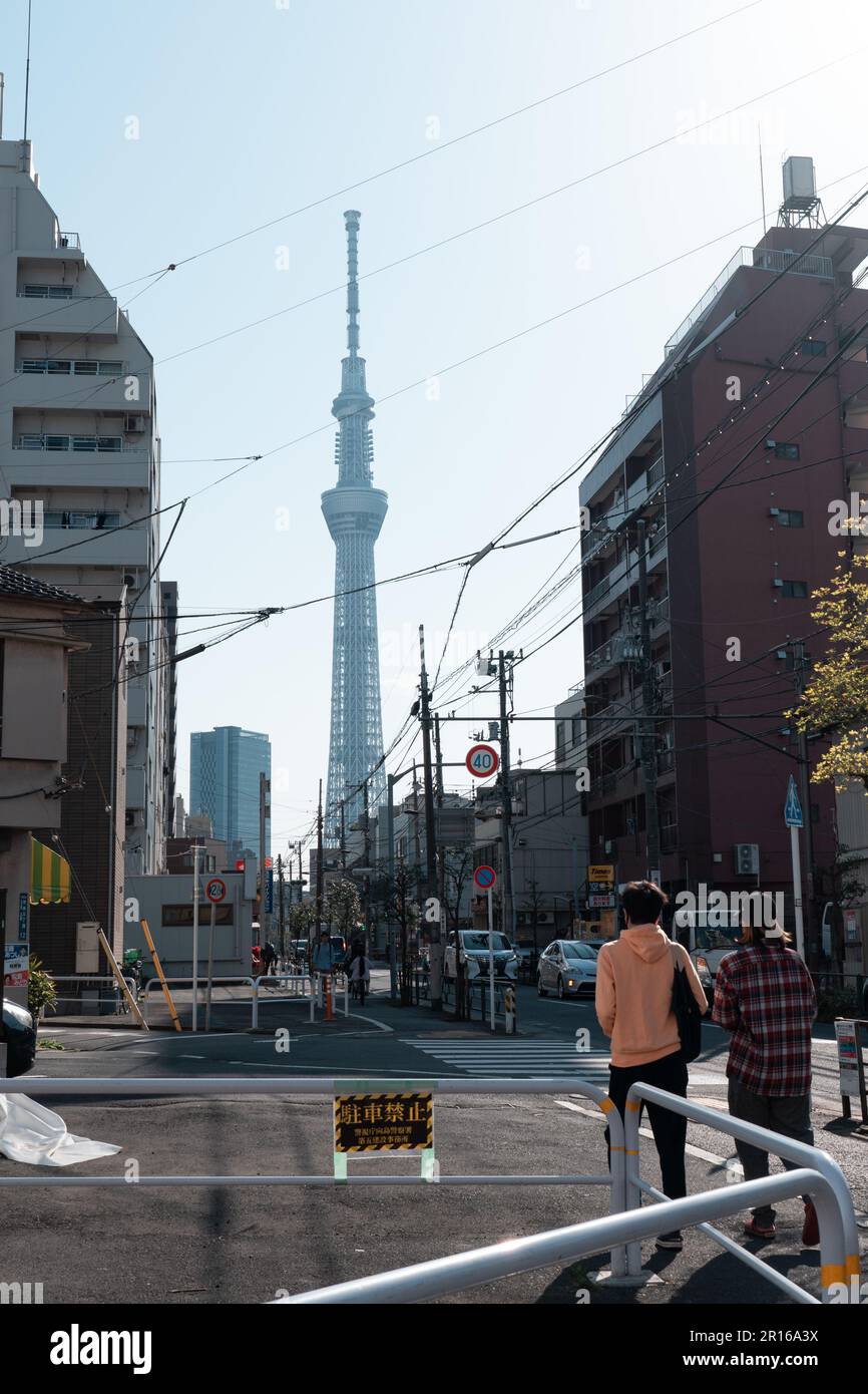 TOKYO, GIAPPONE - 9 APRILE 2023: Tokyo Skytree Tower, famoso punto di riferimento vicino al fiume Sumida Foto Stock