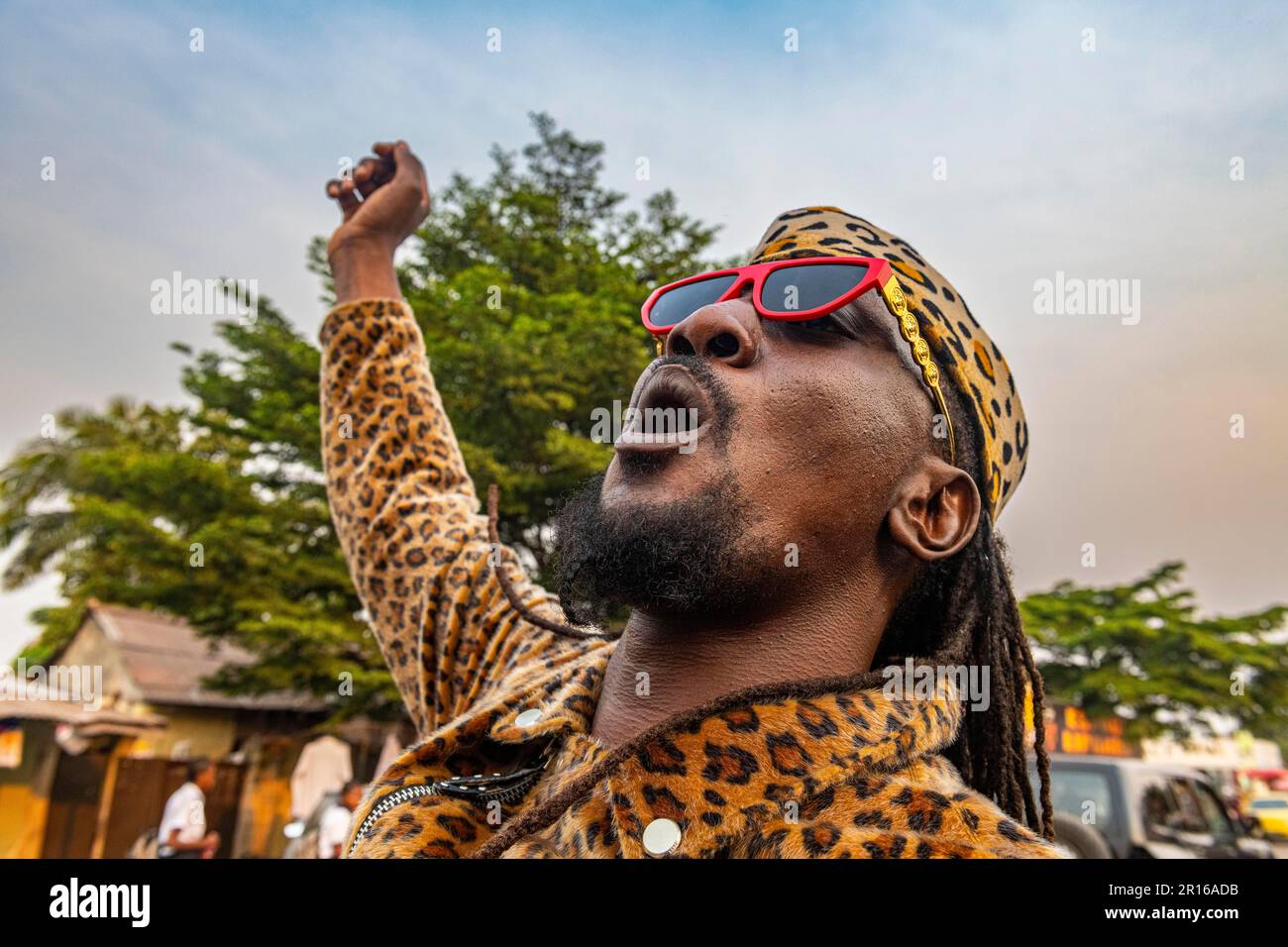 Il movimento la Sape incarna l'eleganza nello stile e nelle maniere dei predecessori coloniali Dandies, Kinshasa, Repubblica Democratica del Congo Foto Stock
