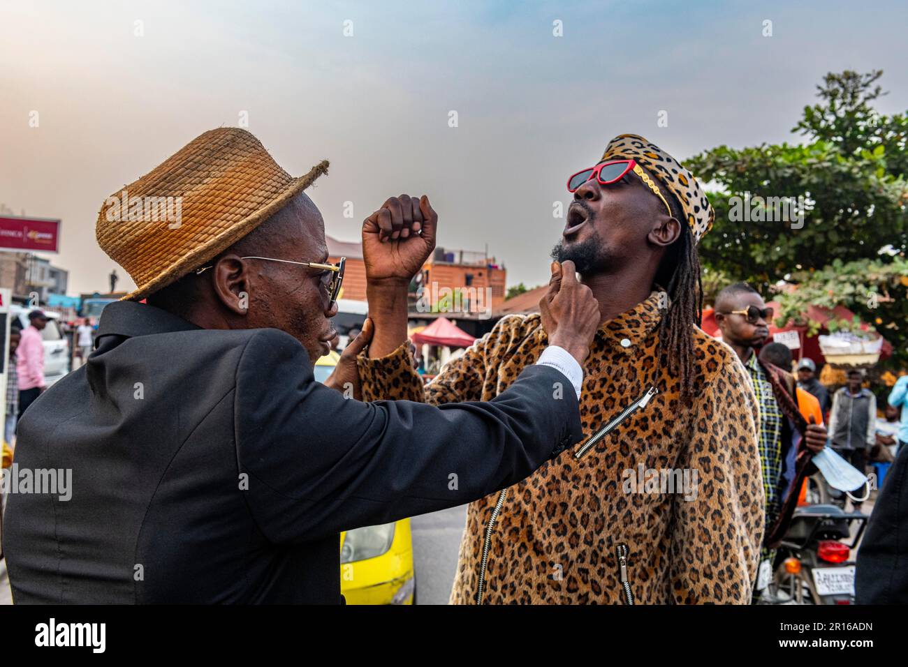 Il movimento la Sape incarna l'eleganza nello stile e nelle maniere dei predecessori coloniali Dandies, Kinshasa, Repubblica Democratica del Congo Foto Stock