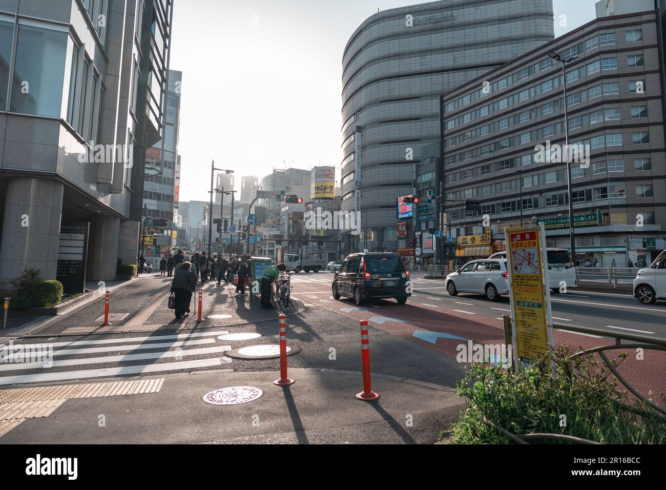 TOKYO, GIAPPONE - 11 APRILE 2023: Vista di Shinjuku in serata Foto Stock