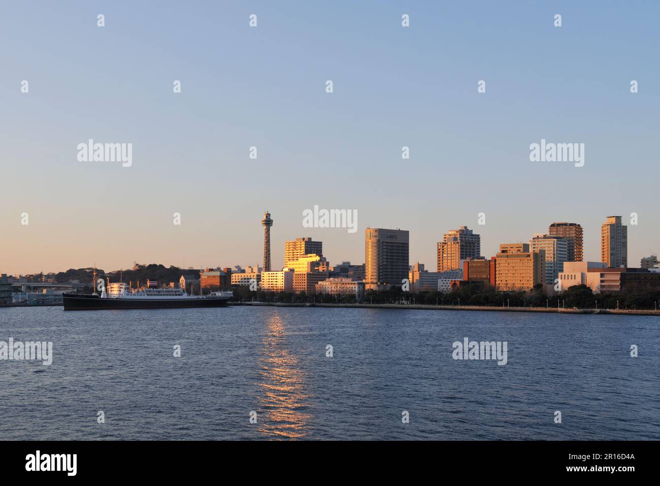 Gli edifici del Porto di Yokohama e della Citta' di Yokohama che splende di luce mattutina Foto Stock
